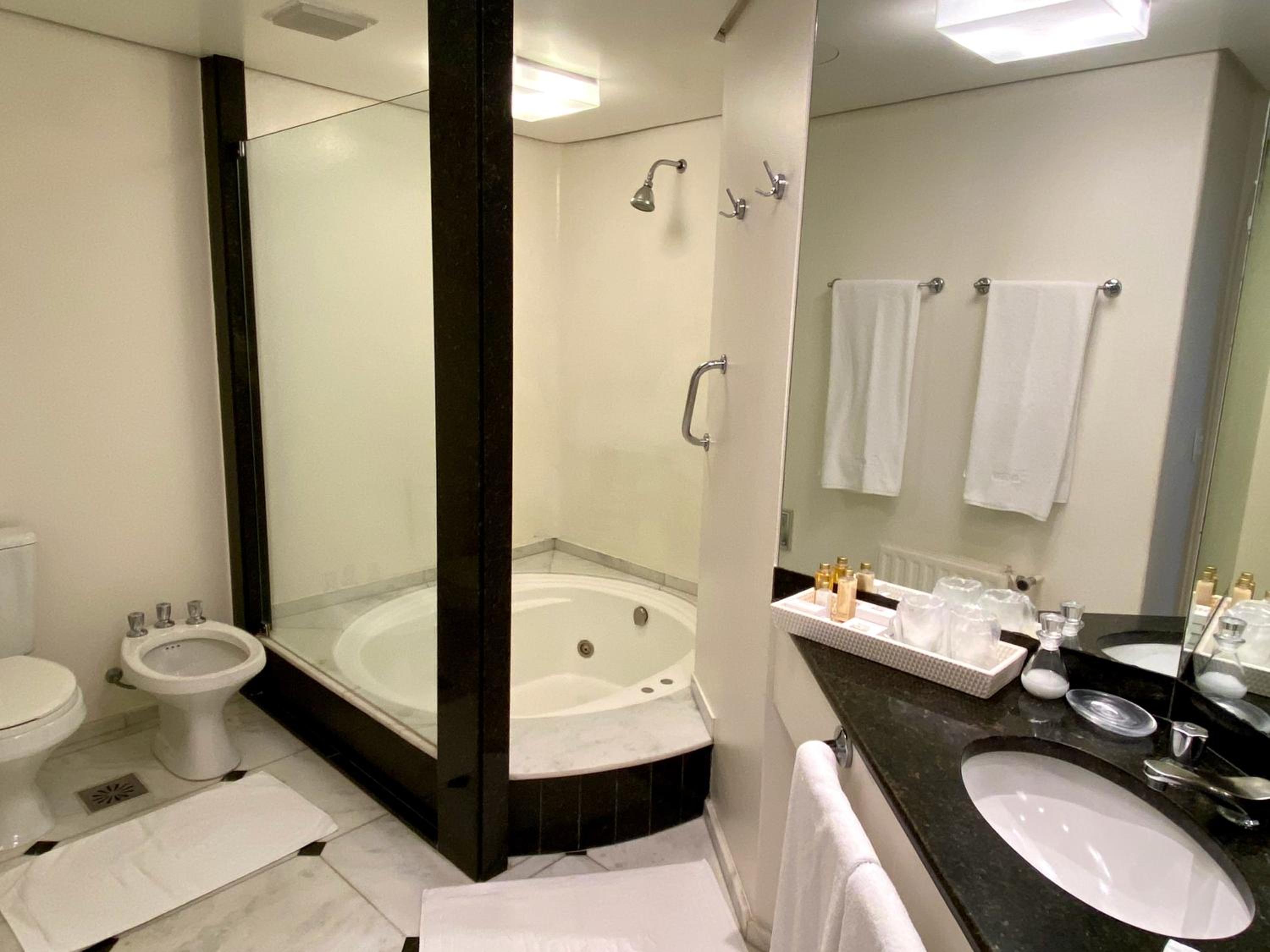 Deluxe Queen Suite