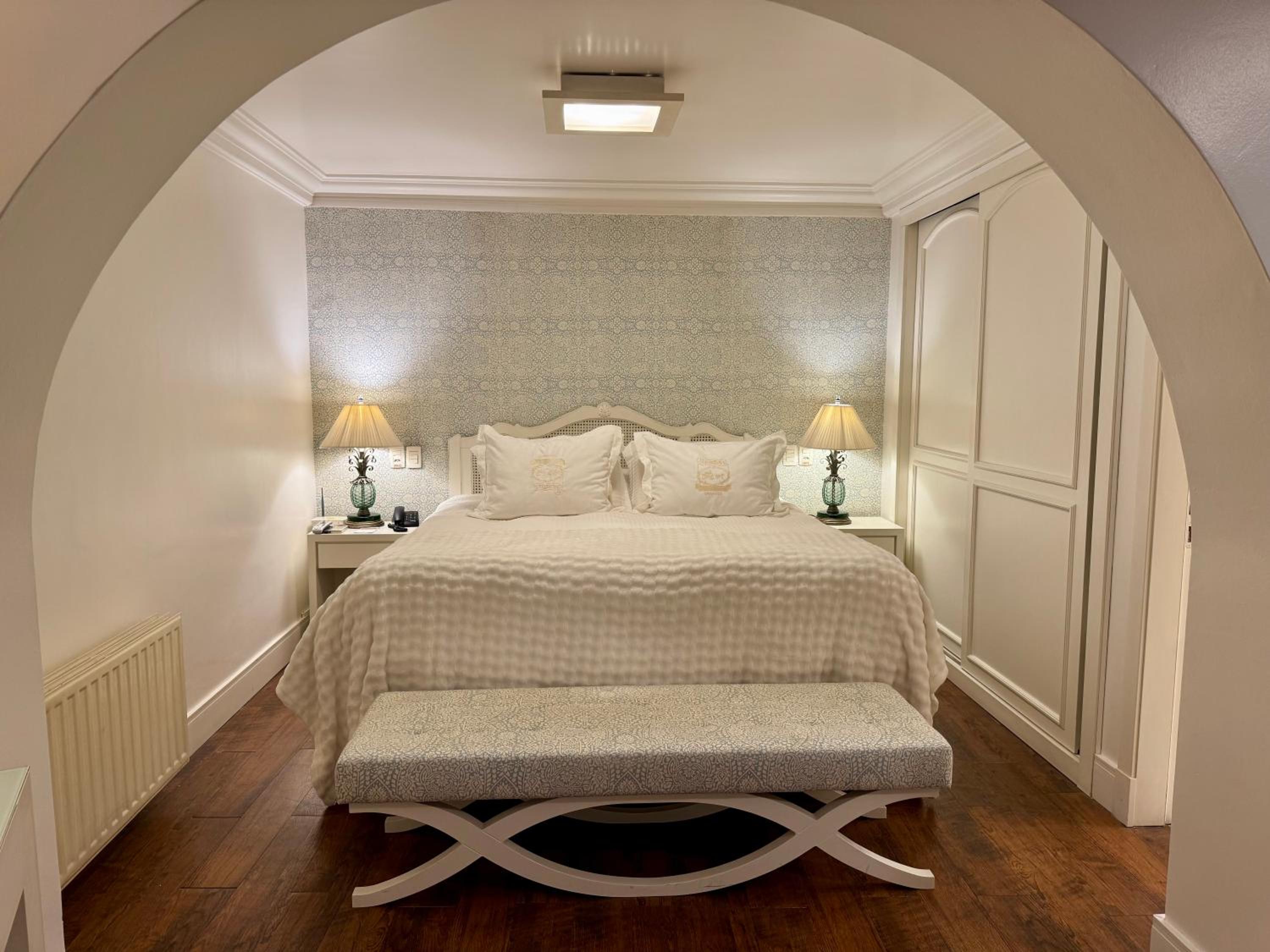 Deluxe Queen Suite