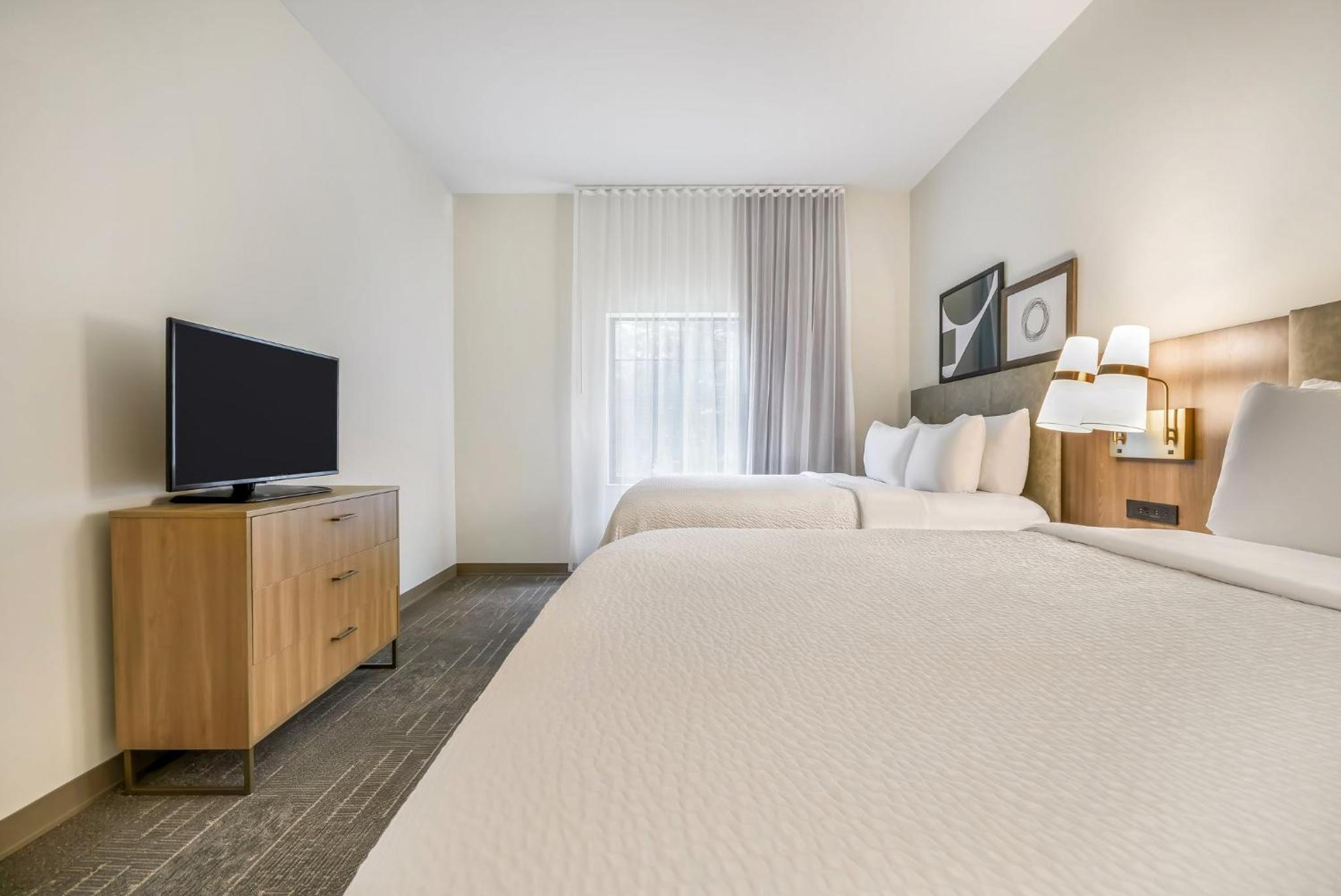 Two-Bedroom Suite with One King and Two Queen Beds - Hearing Accessible- Roll In Shower -Non-Smoking - Photo 4