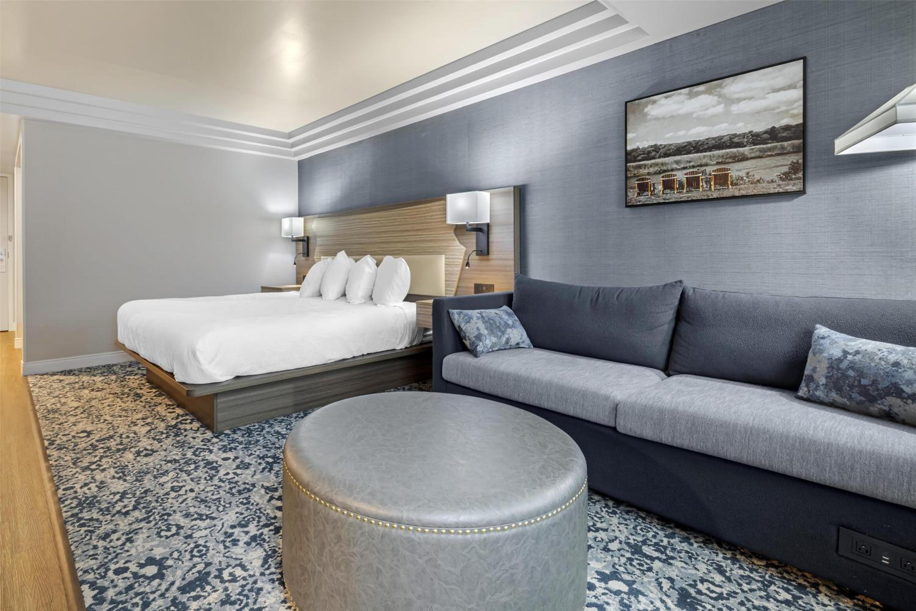 King Room with Sofa Bed, River View and Shower - Non-Smoking