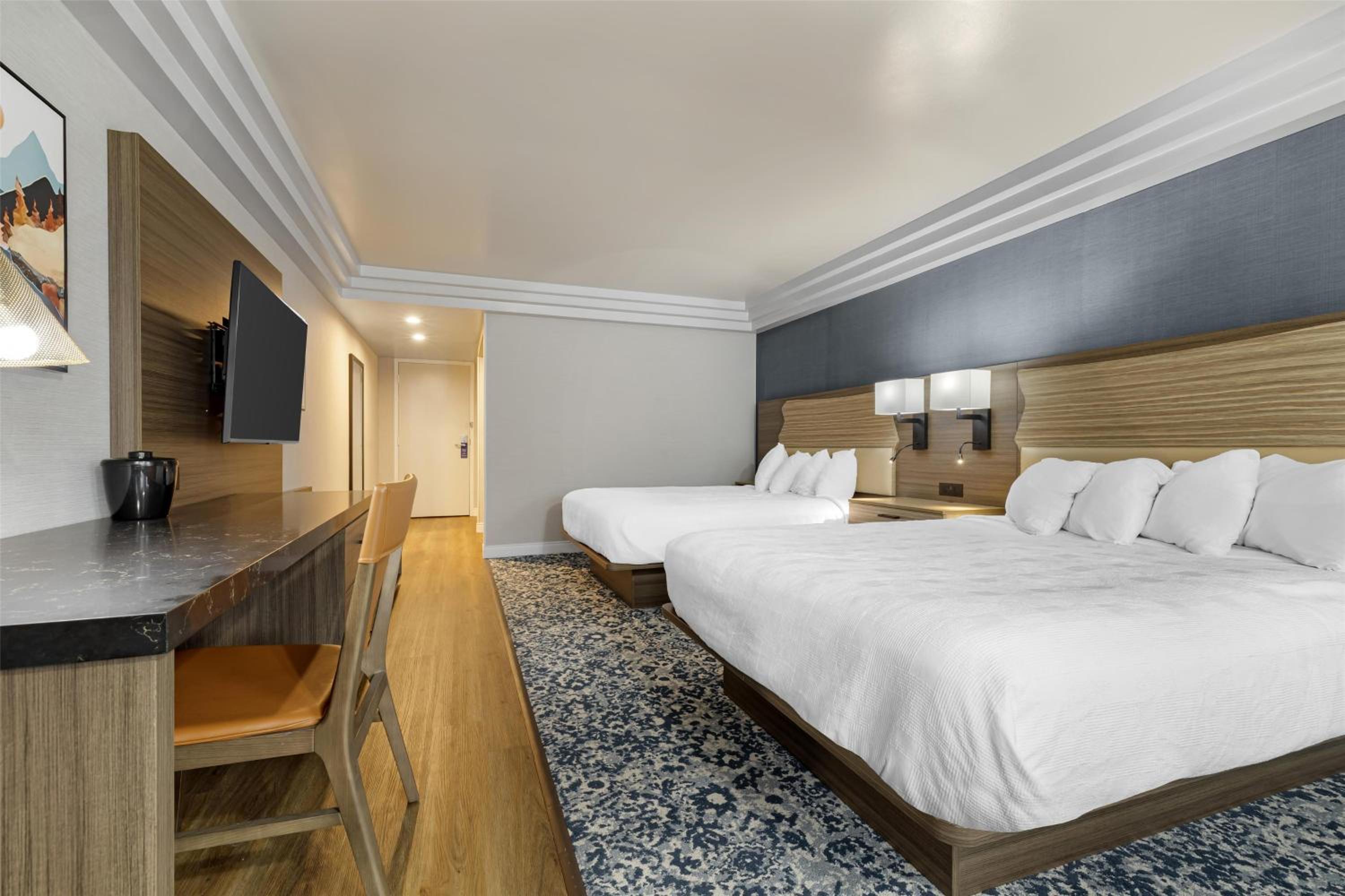 Room with Two Queen Beds and River View - Non-Smoking photo 3