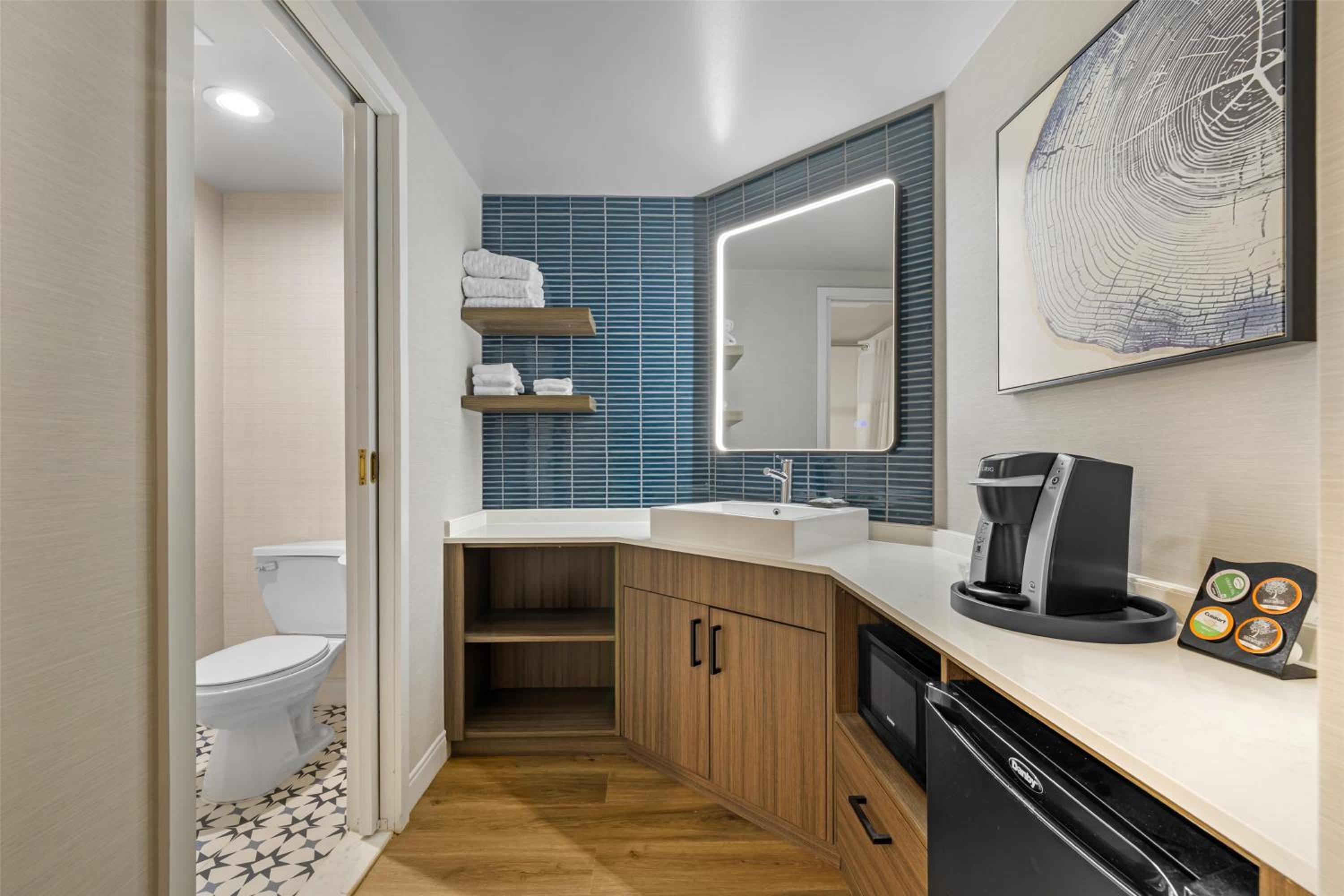 Room with Two Queen Beds and Bath Tub - Disability Access/Non-Smoking
