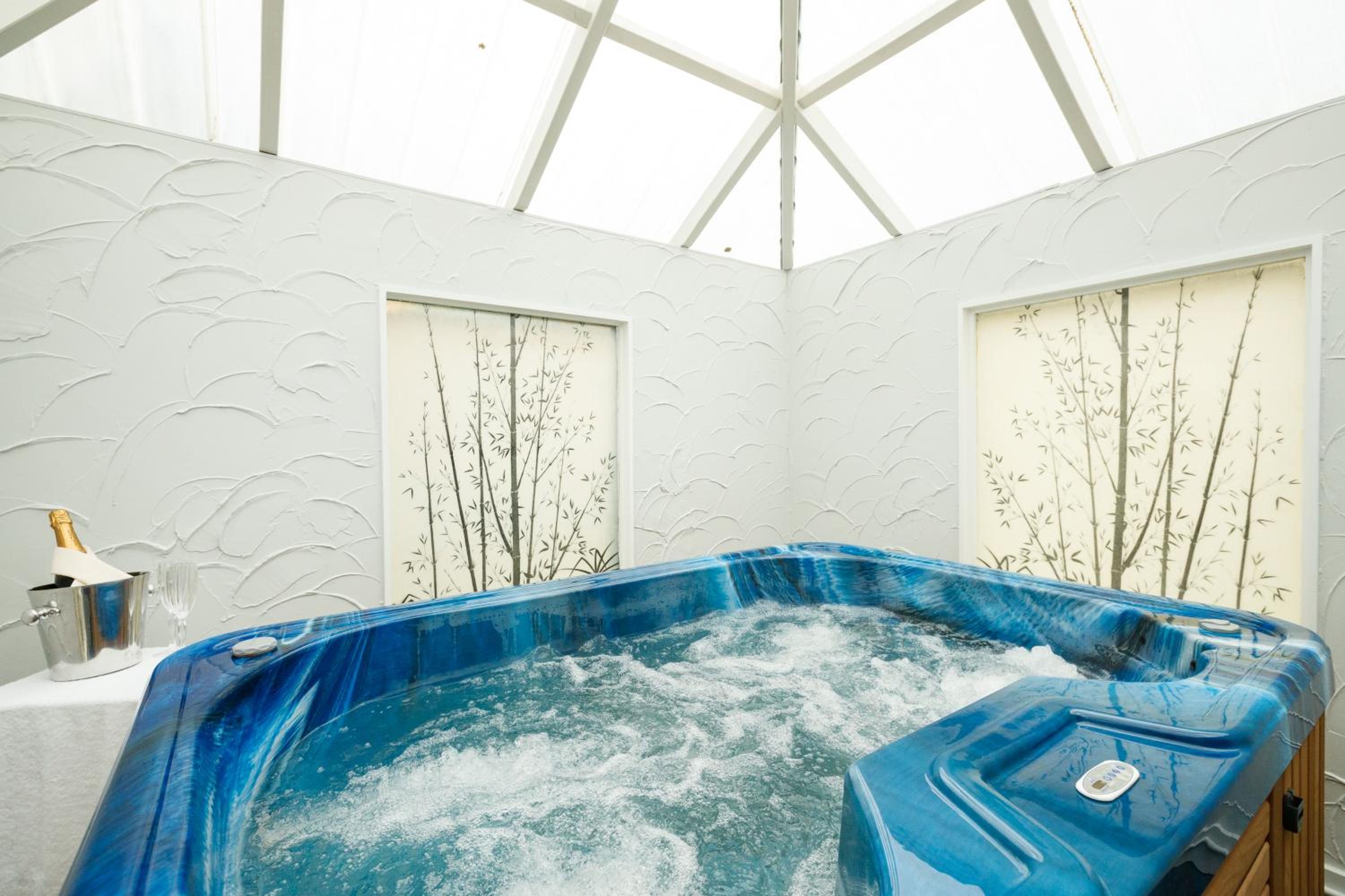 Two-Bedroom Apartment with Spa Pool - Photo 2