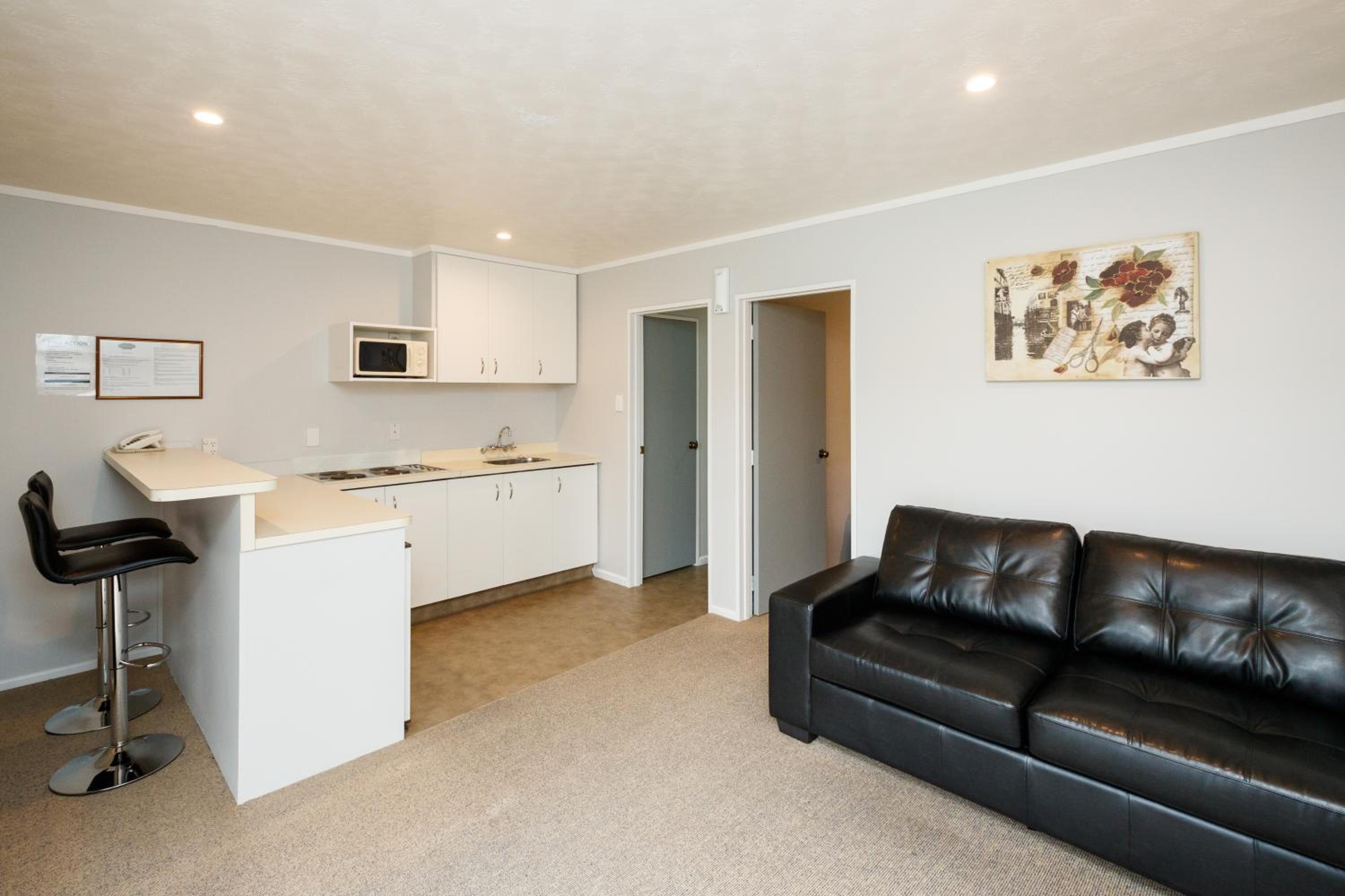 One-Bedroom Apartment - Photo 3