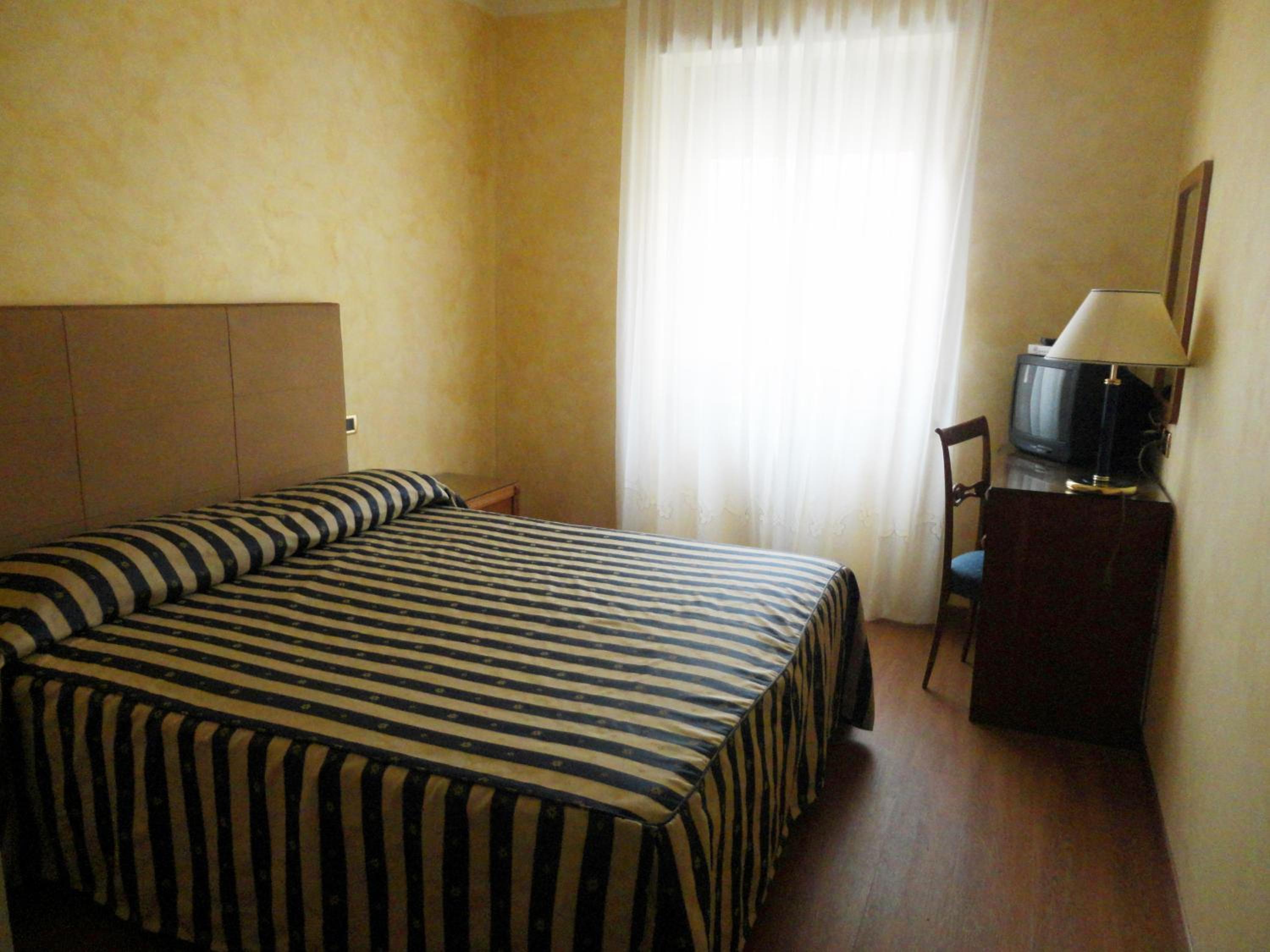 Double Room With Small Double Bed photo 2