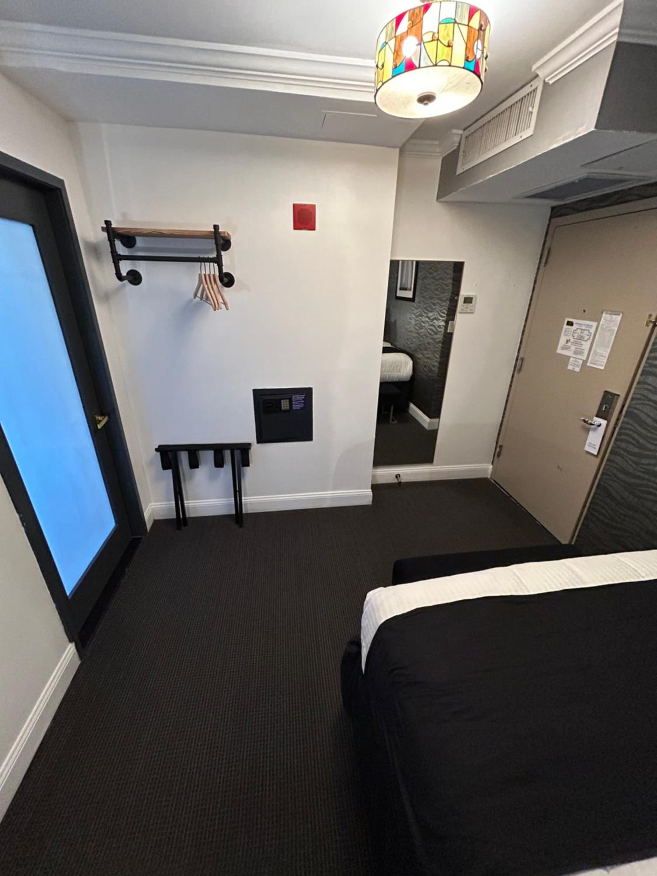 Deluxe Queen Room thumbnail 5