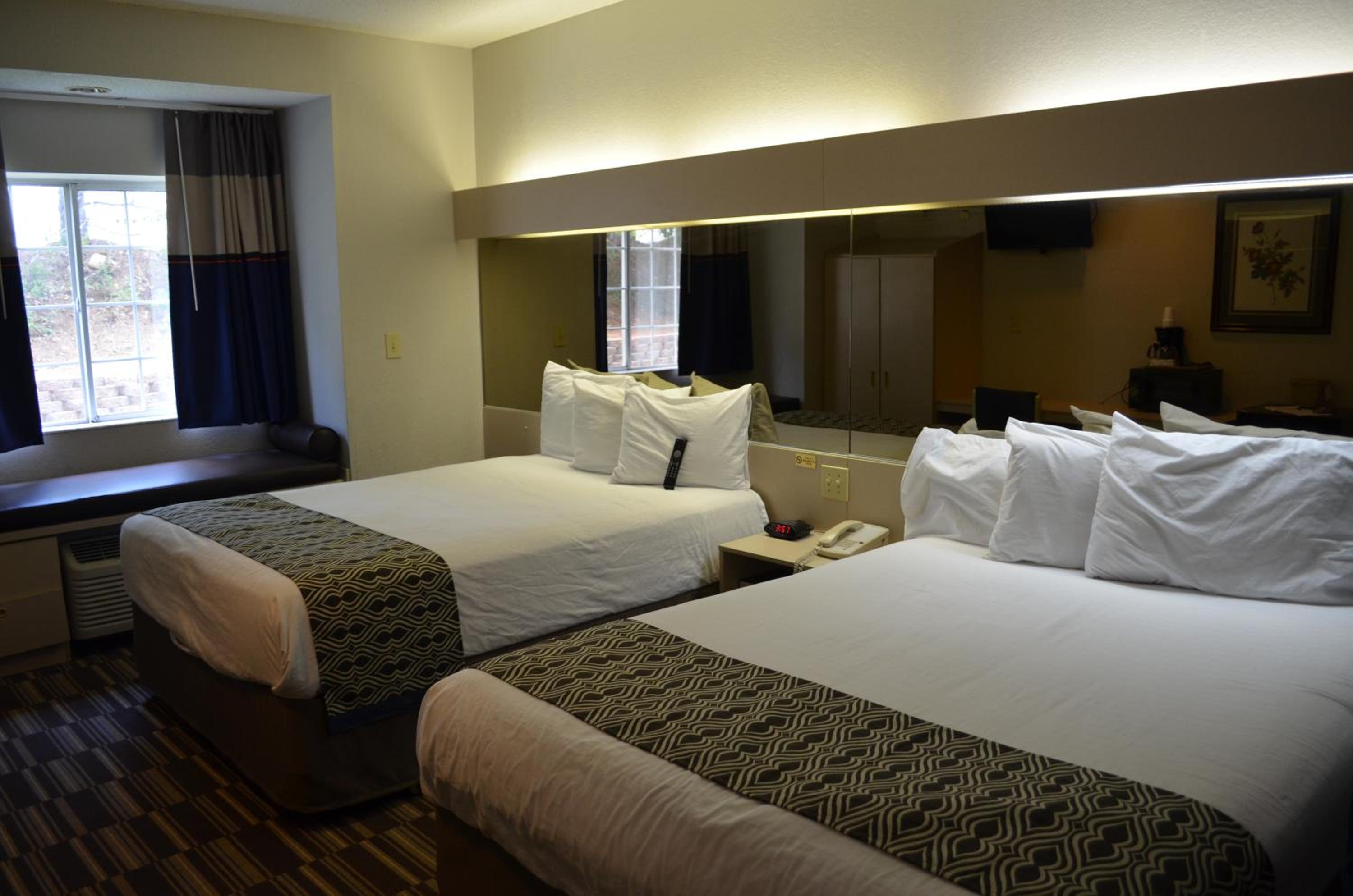 Queen Room with Two Queen Beds  - Non-Smoking - Photo 4