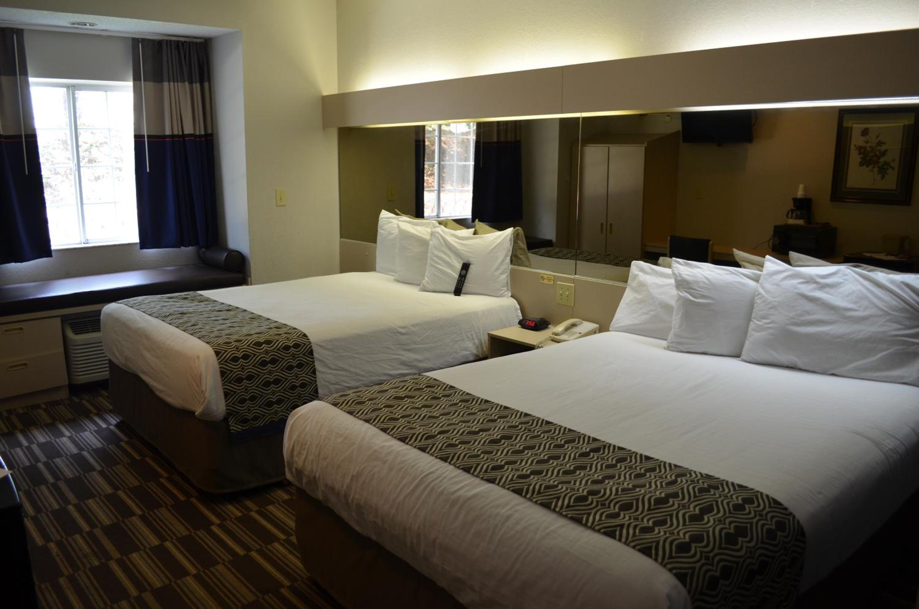 Queen Room with Two Queen Beds  - Non-Smoking - Photo 5