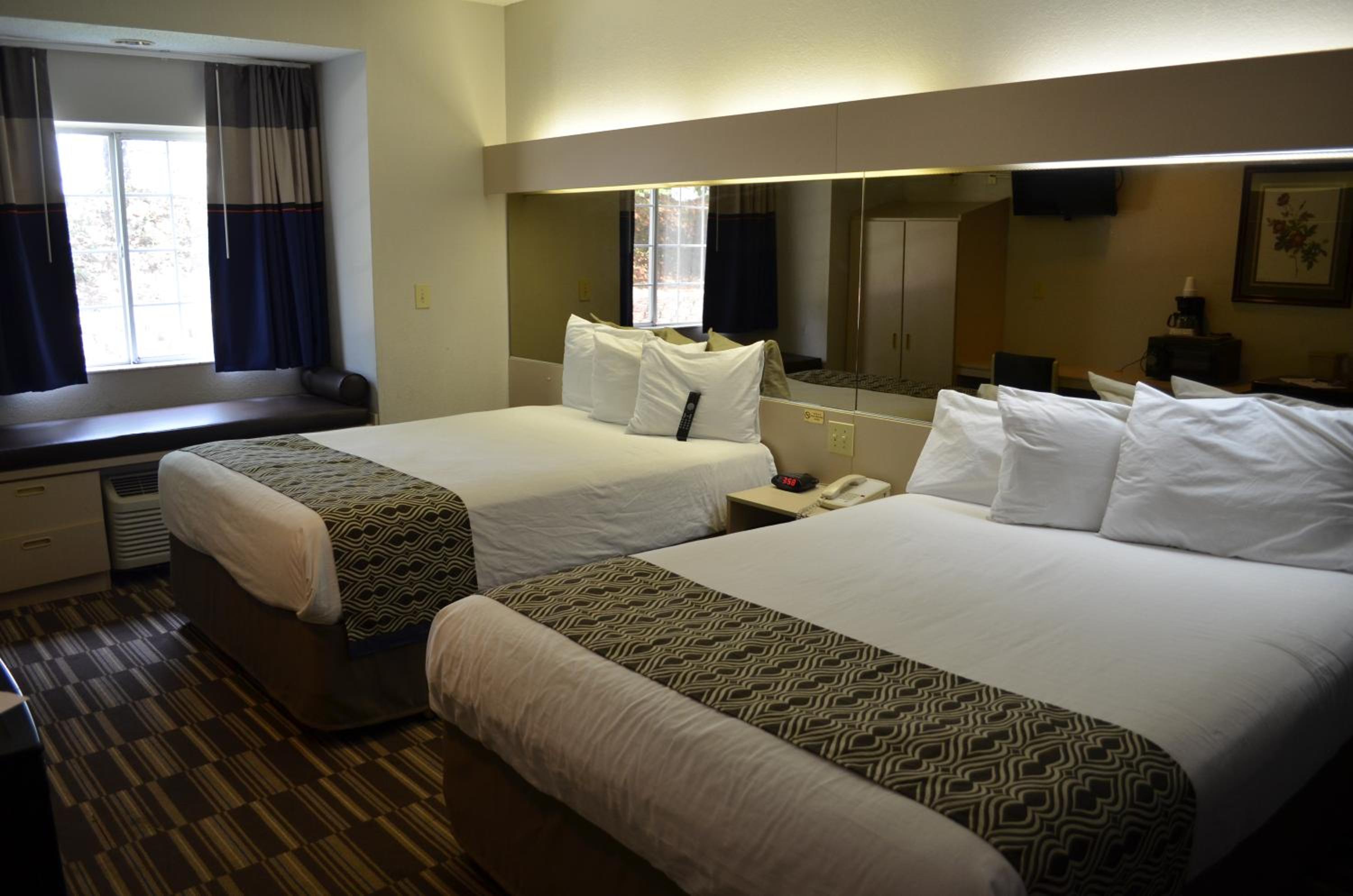 Queen Room with Two Queen Beds  - Non-Smoking - Photo 2