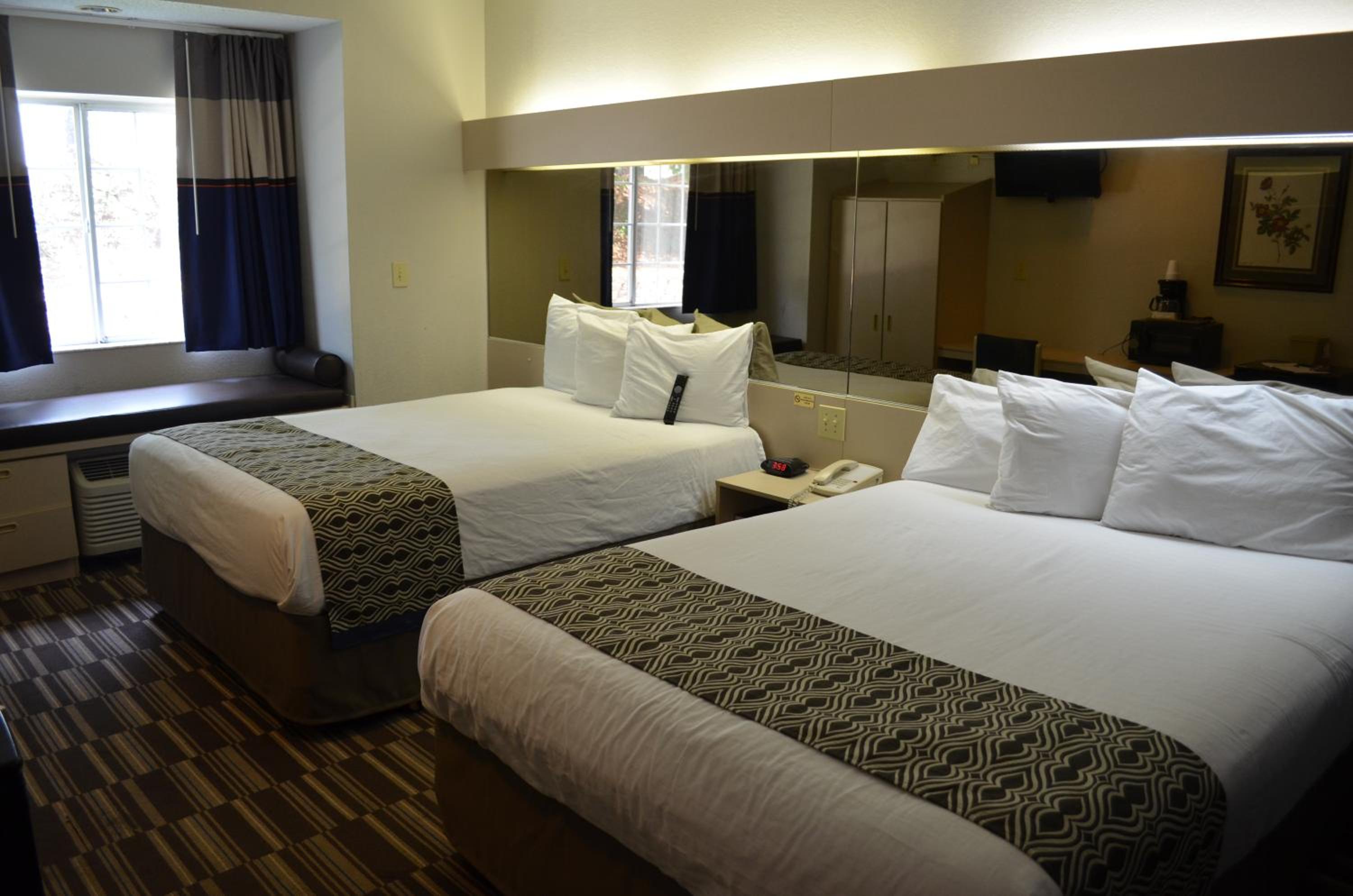 Queen Room with Two Queen Beds  - Non-Smoking - Photo 1