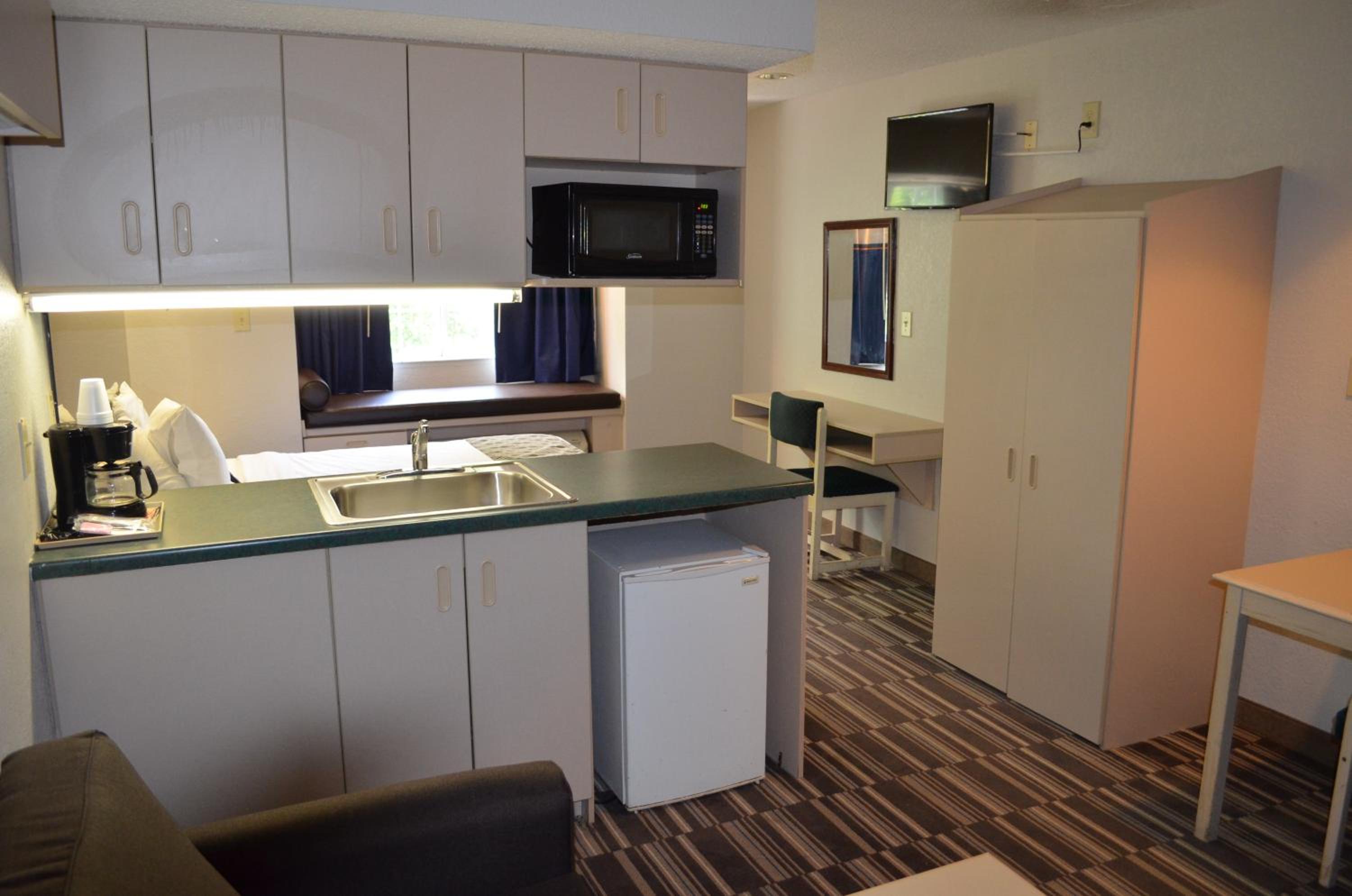 Queen Suite - Non-Smoking - Photo 2