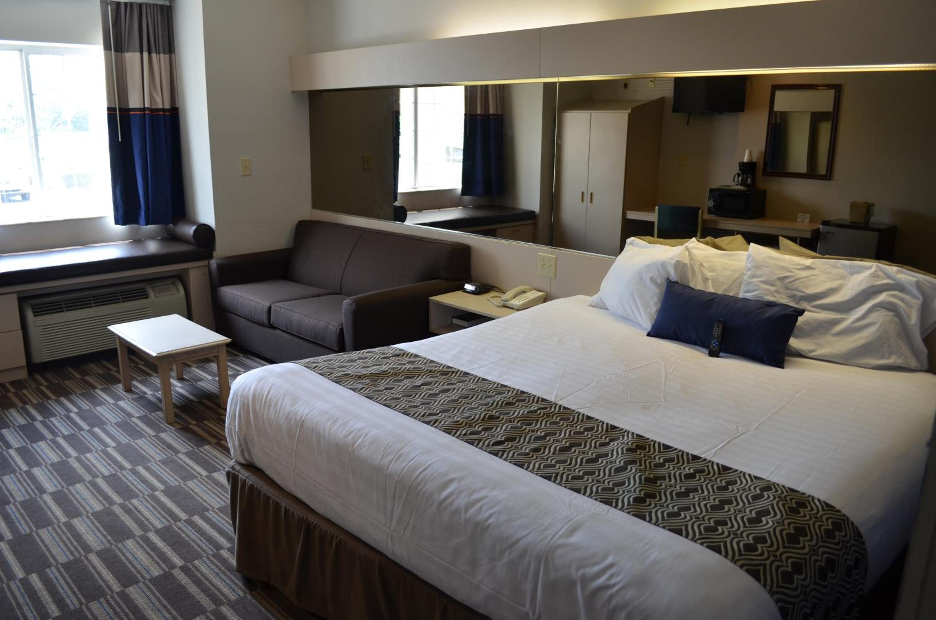 King Suite - Non-Smoking - Photo 1