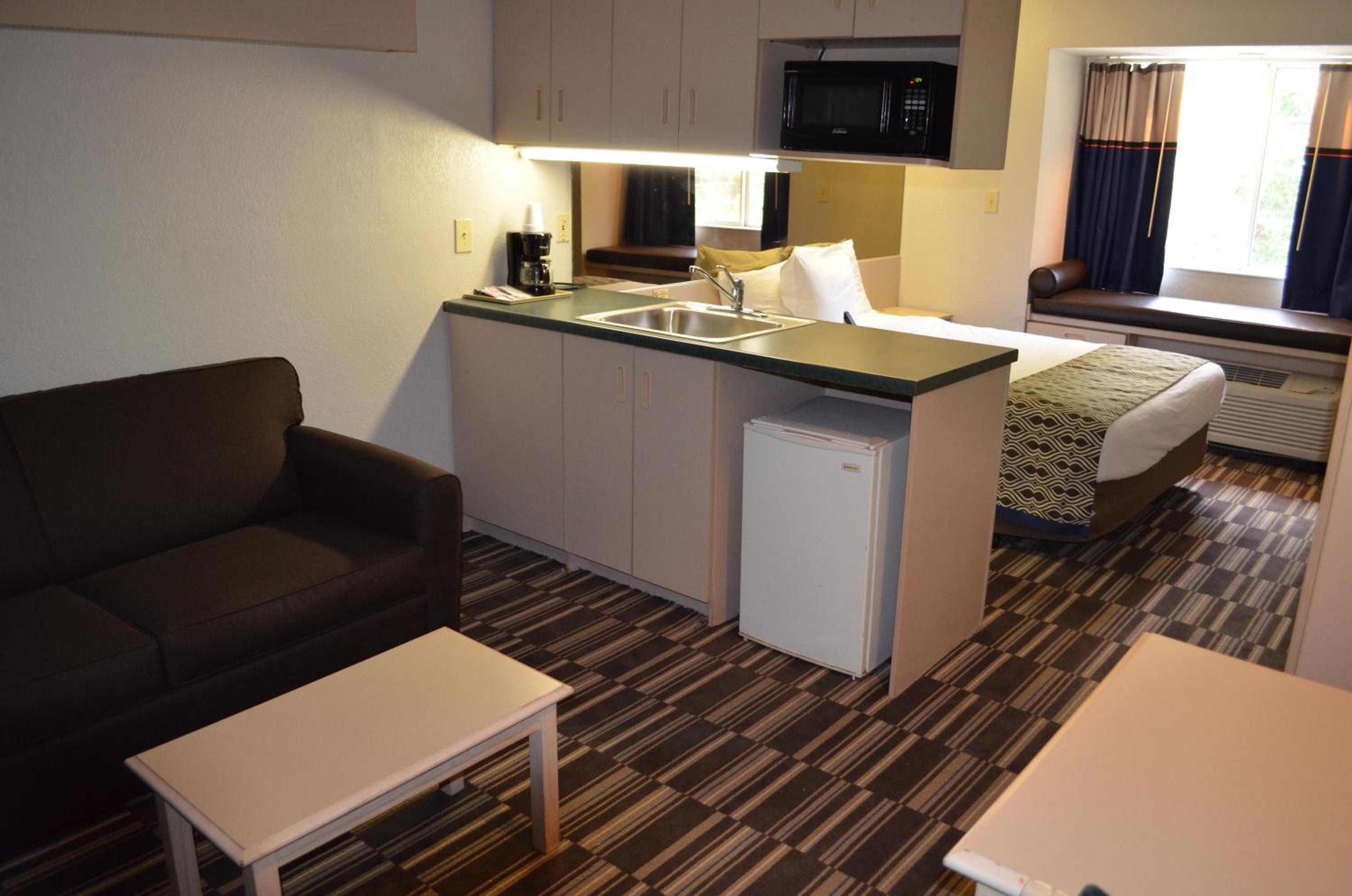 Queen Suite - Non-Smoking - Photo 3