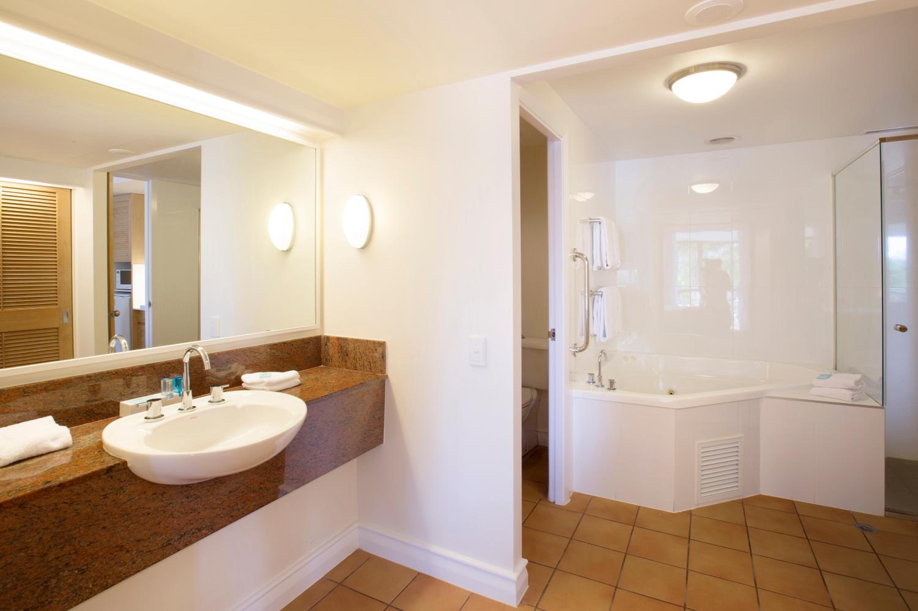 One-Bedroom Suite - Photo 4