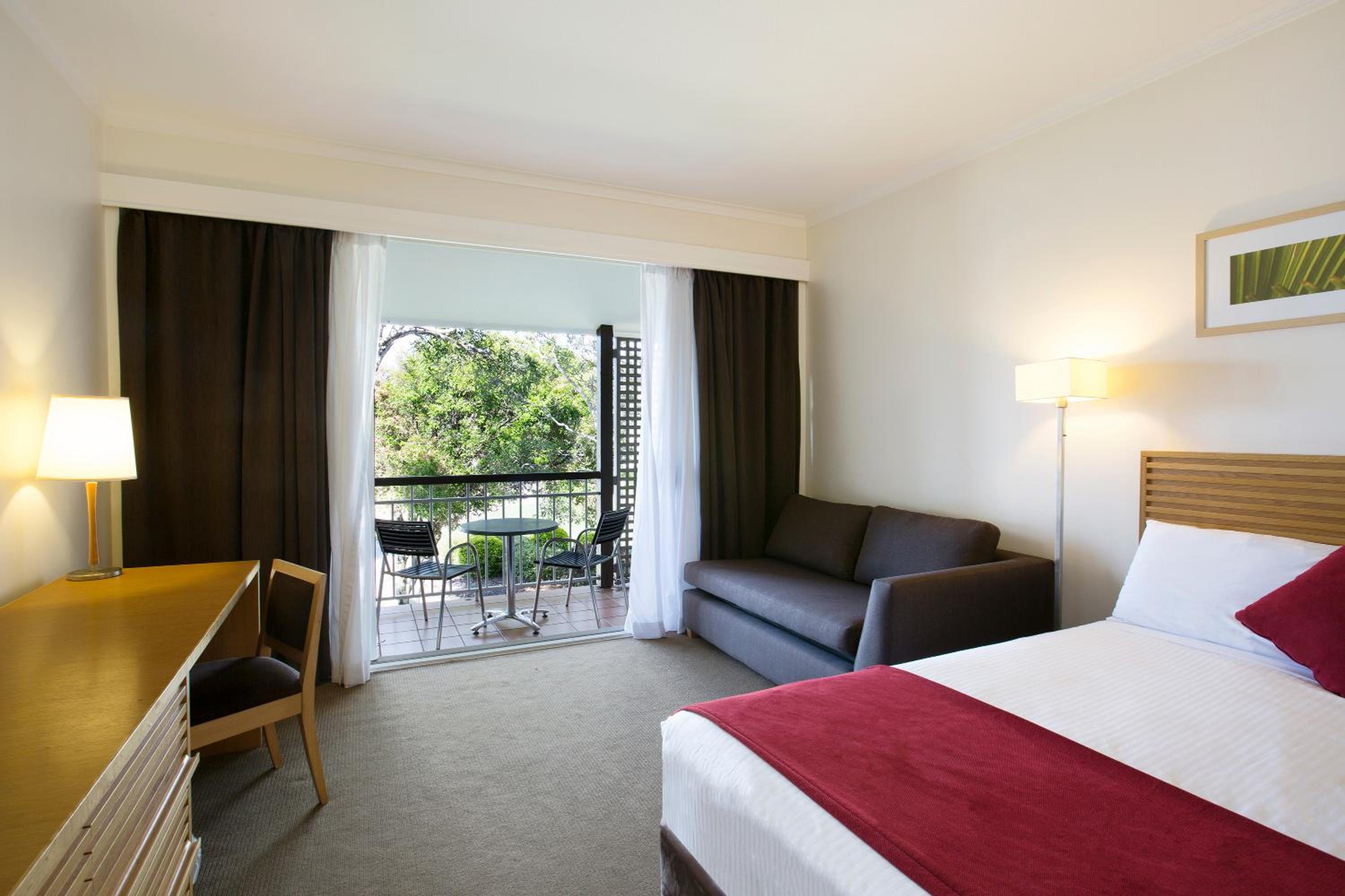 Queen Room with Lagoon View - Photo 2