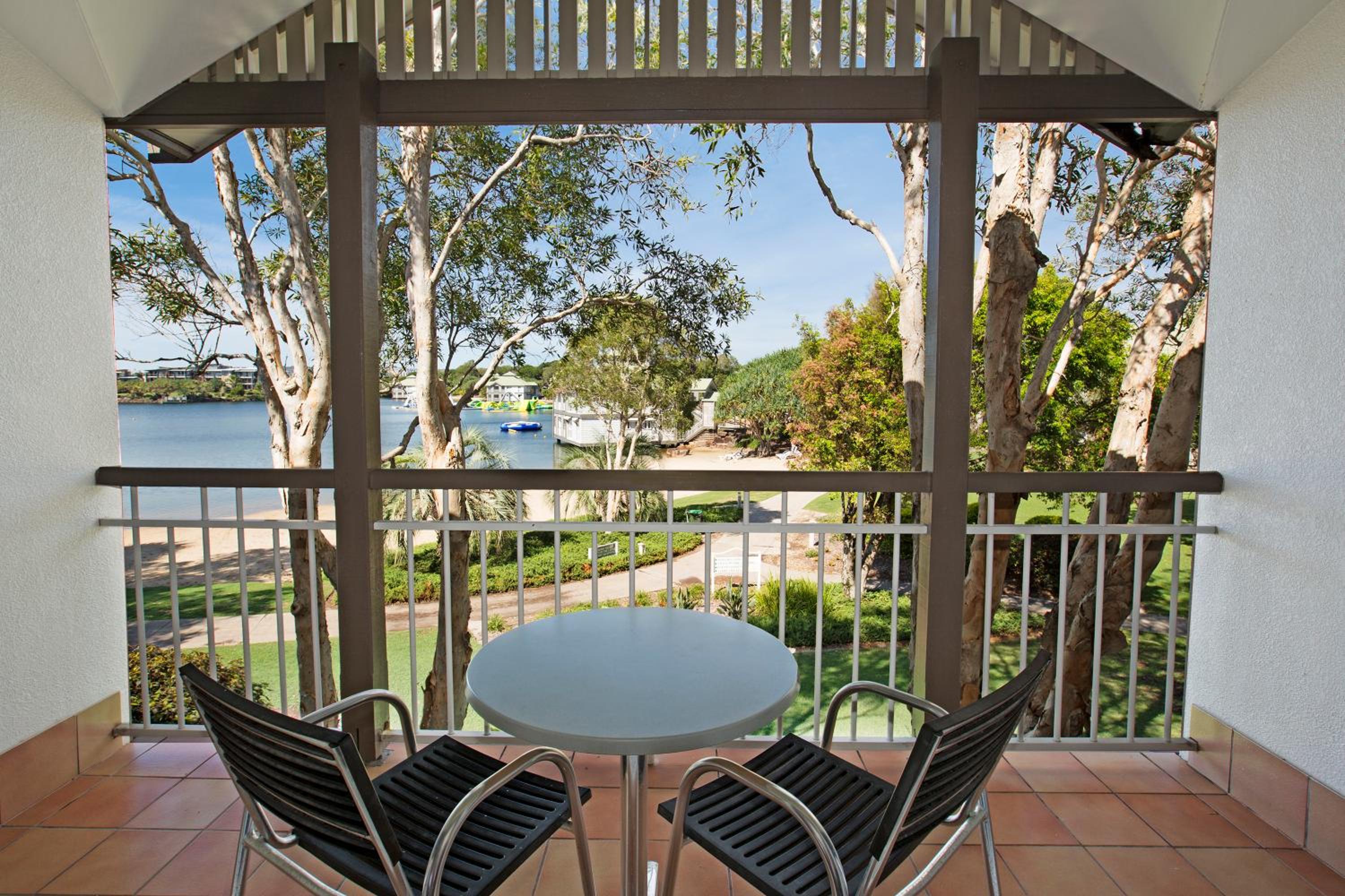 Queen Room with Lagoon View - Photo 5