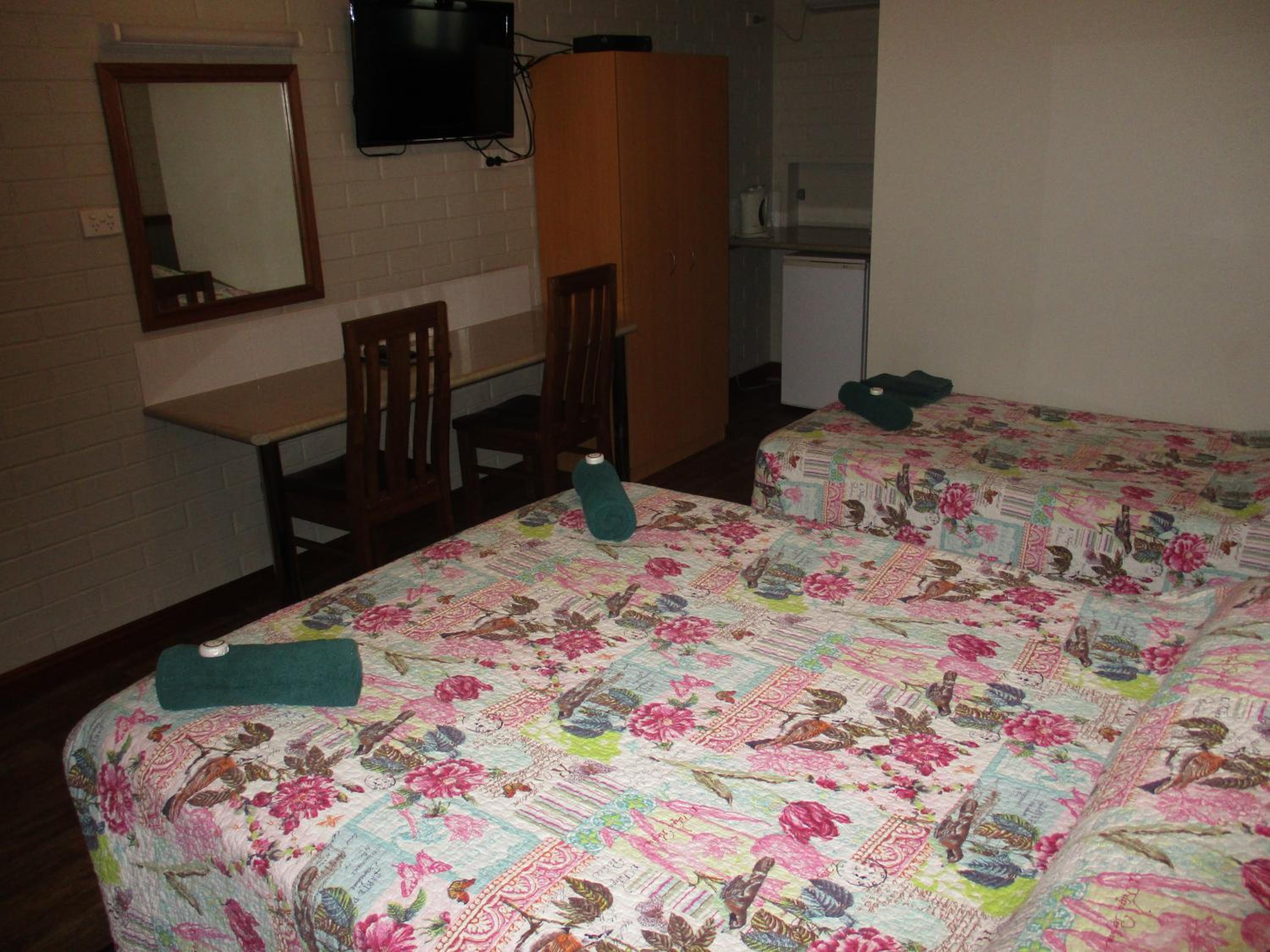 Standard Twin Room - Photo 2