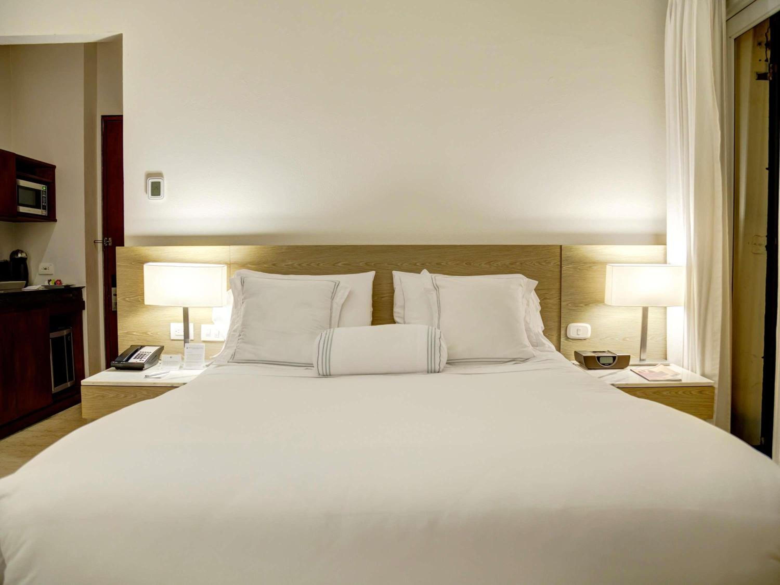 Deluxe Queen Room - Photo 1