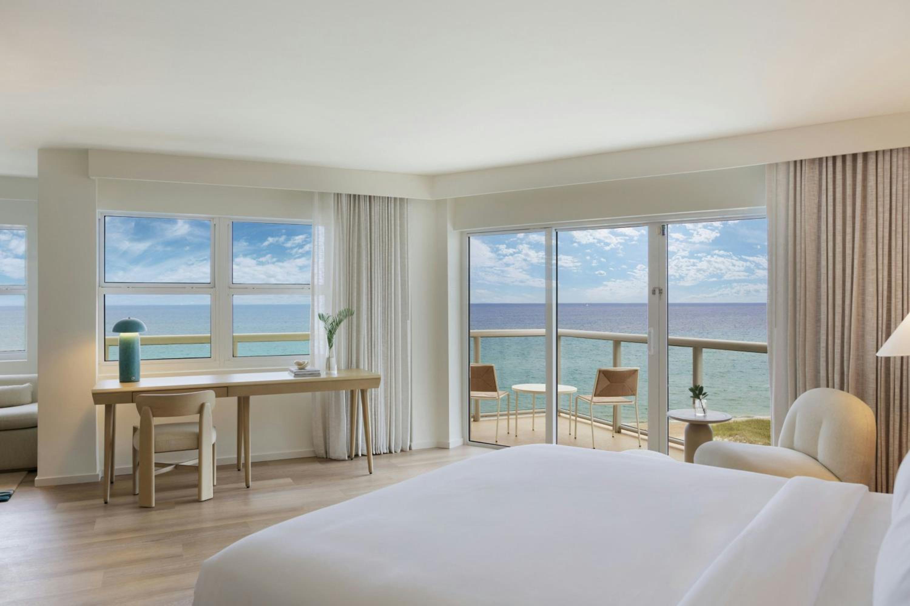 Large Balcony, Larger Guest room, 1 King, Oceanfront, Corner room