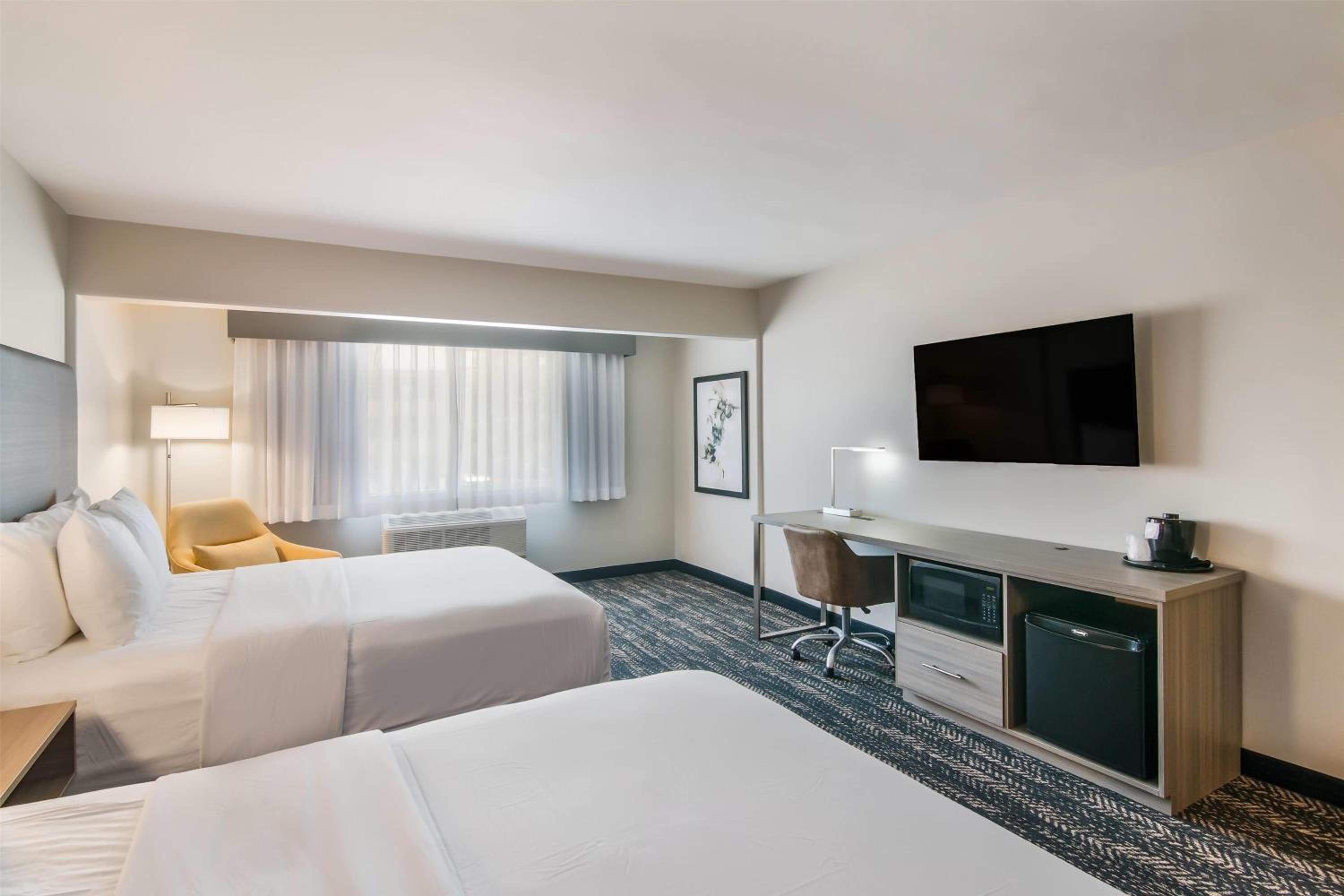 Queen Room with Two Queen Beds - Non-Smoking - Photo 3