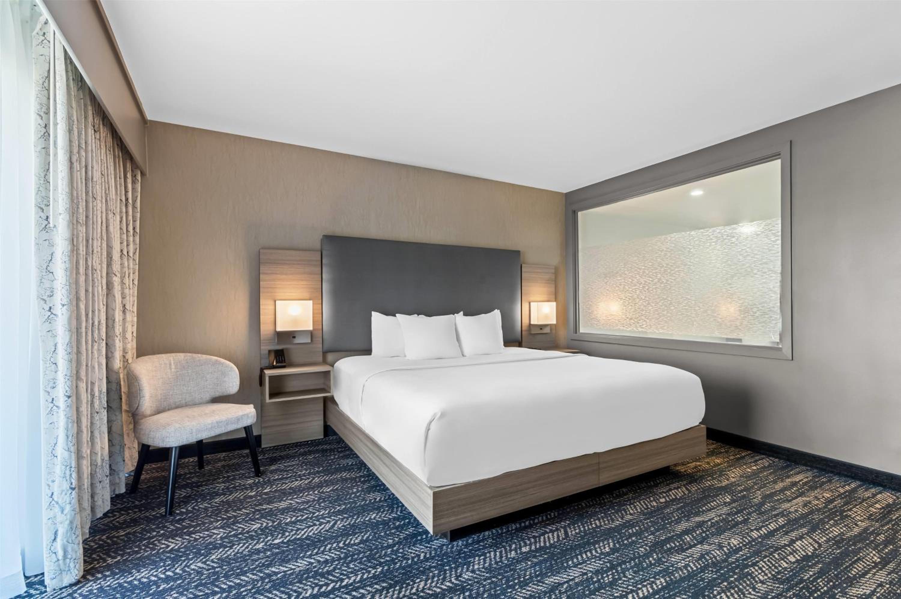 One-Bedroom King Suite - Non-Smoking - Photo 2