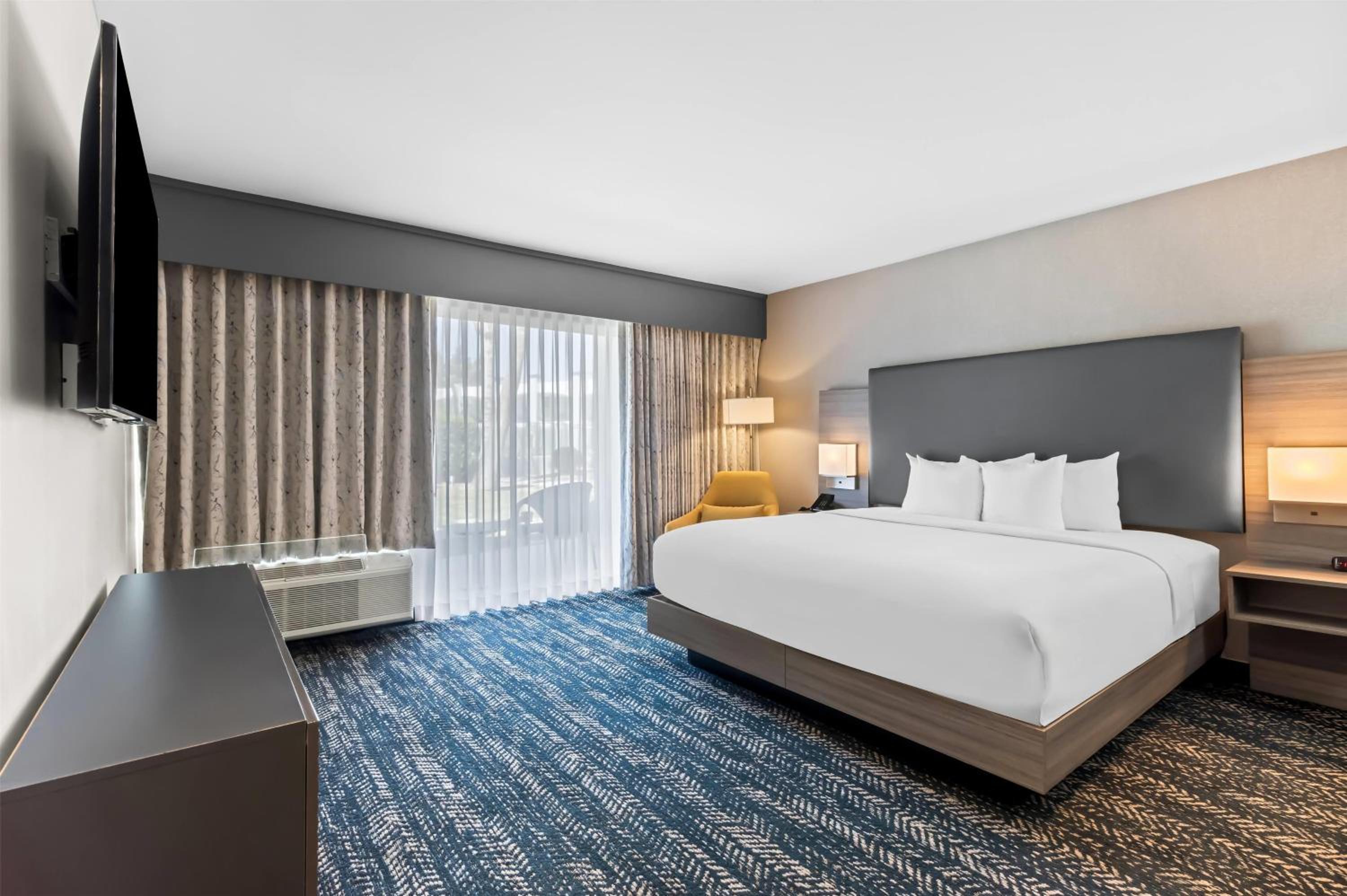 One-Bedroom King Suite with Pool View - Non-Smoking - Photo 1