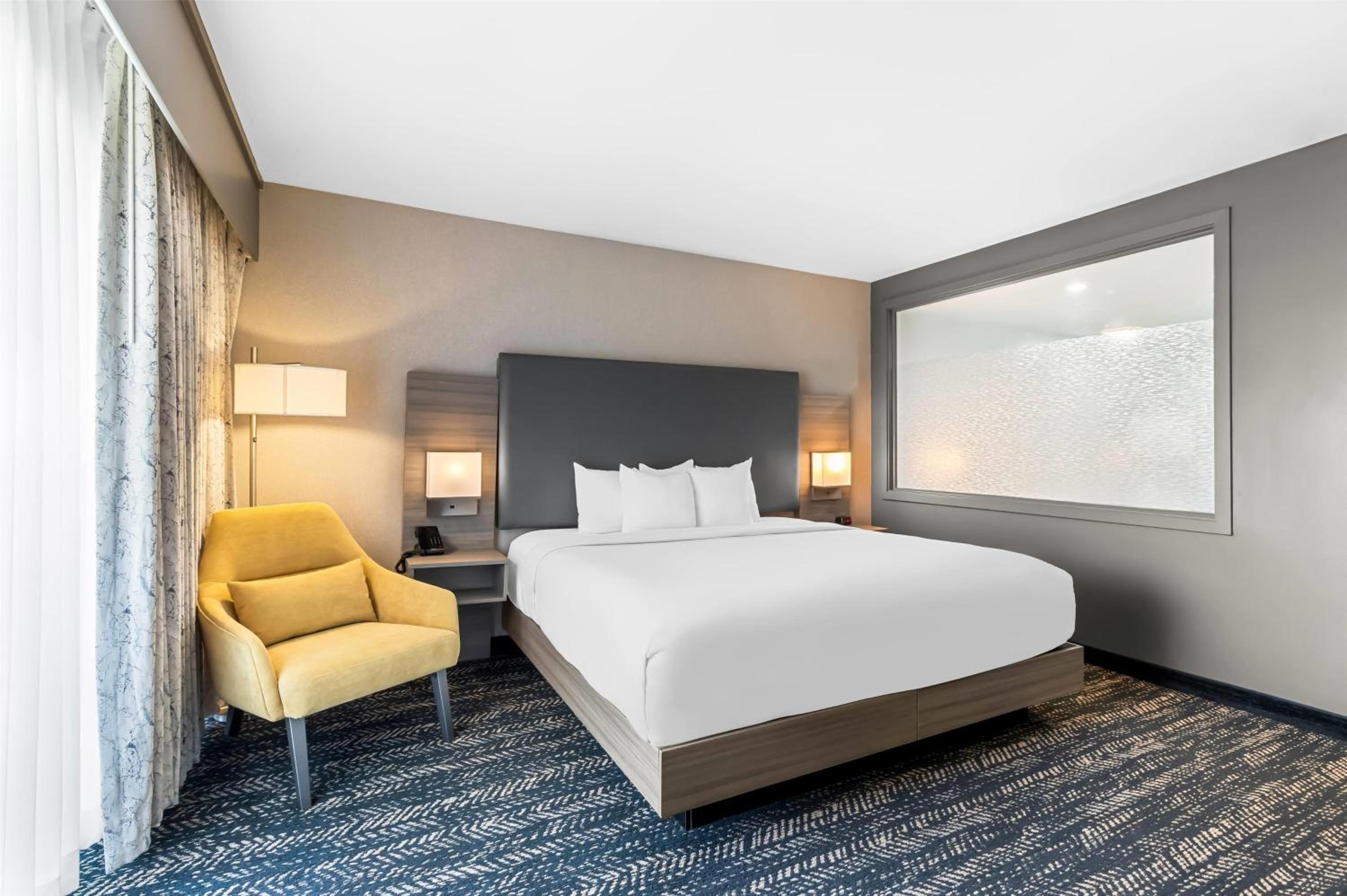 One-Bedroom King Suite with Pool View - Non-Smoking - Photo 2