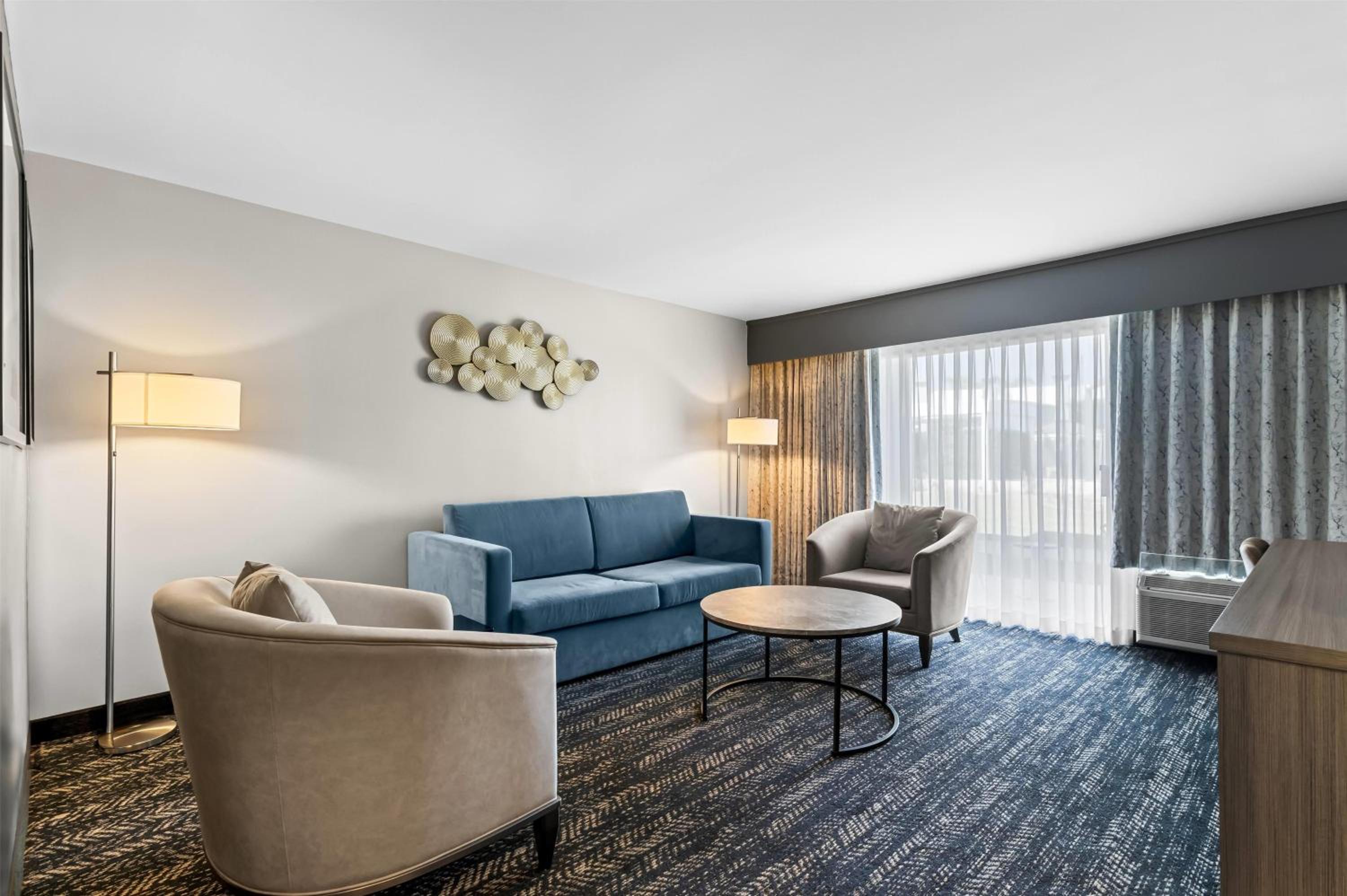 One-Bedroom King Suite with Pool View - Non-Smoking - Photo 3