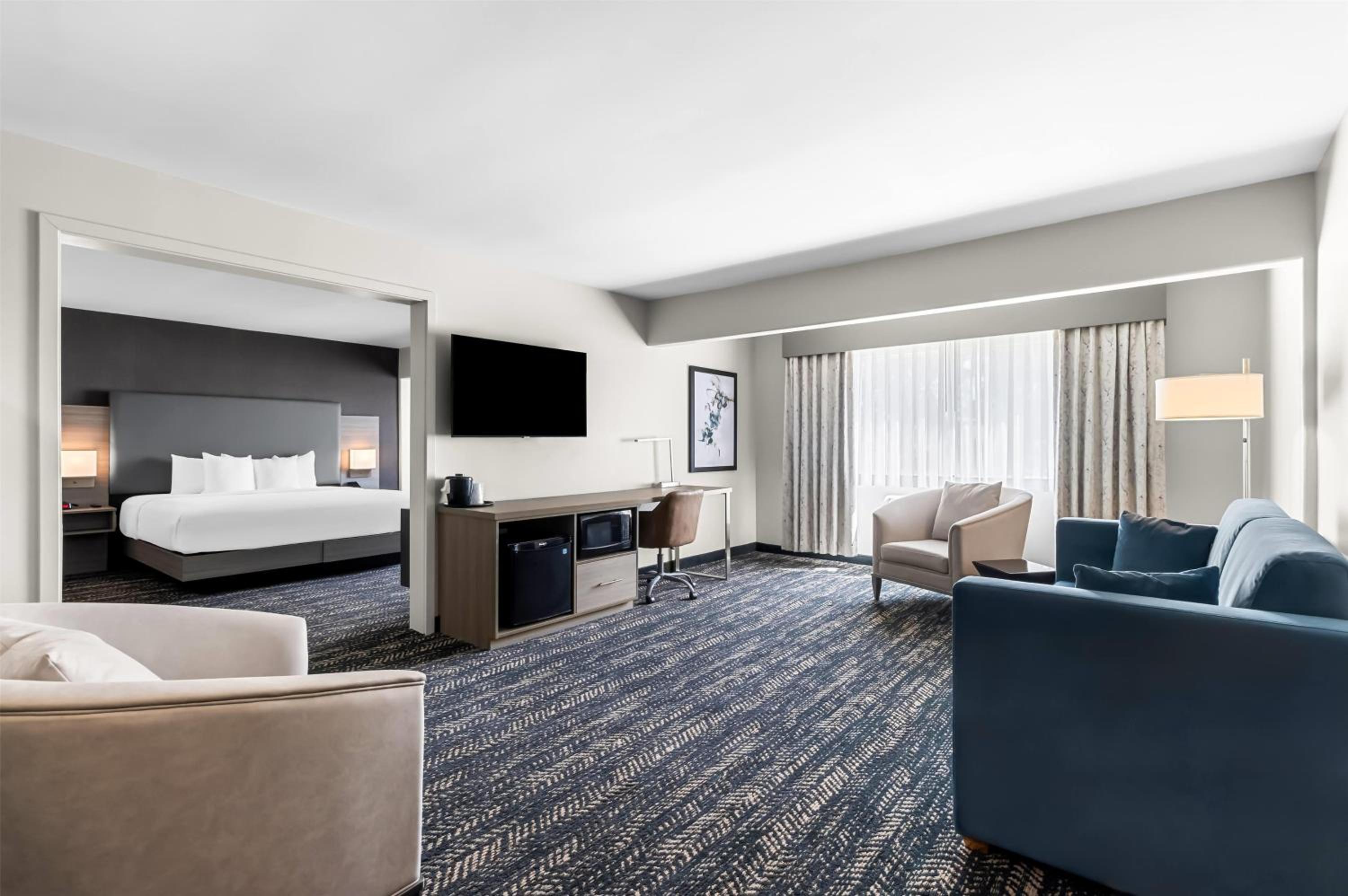 One-Bedroom King Suite with Pool View - Non-Smoking - Photo 4