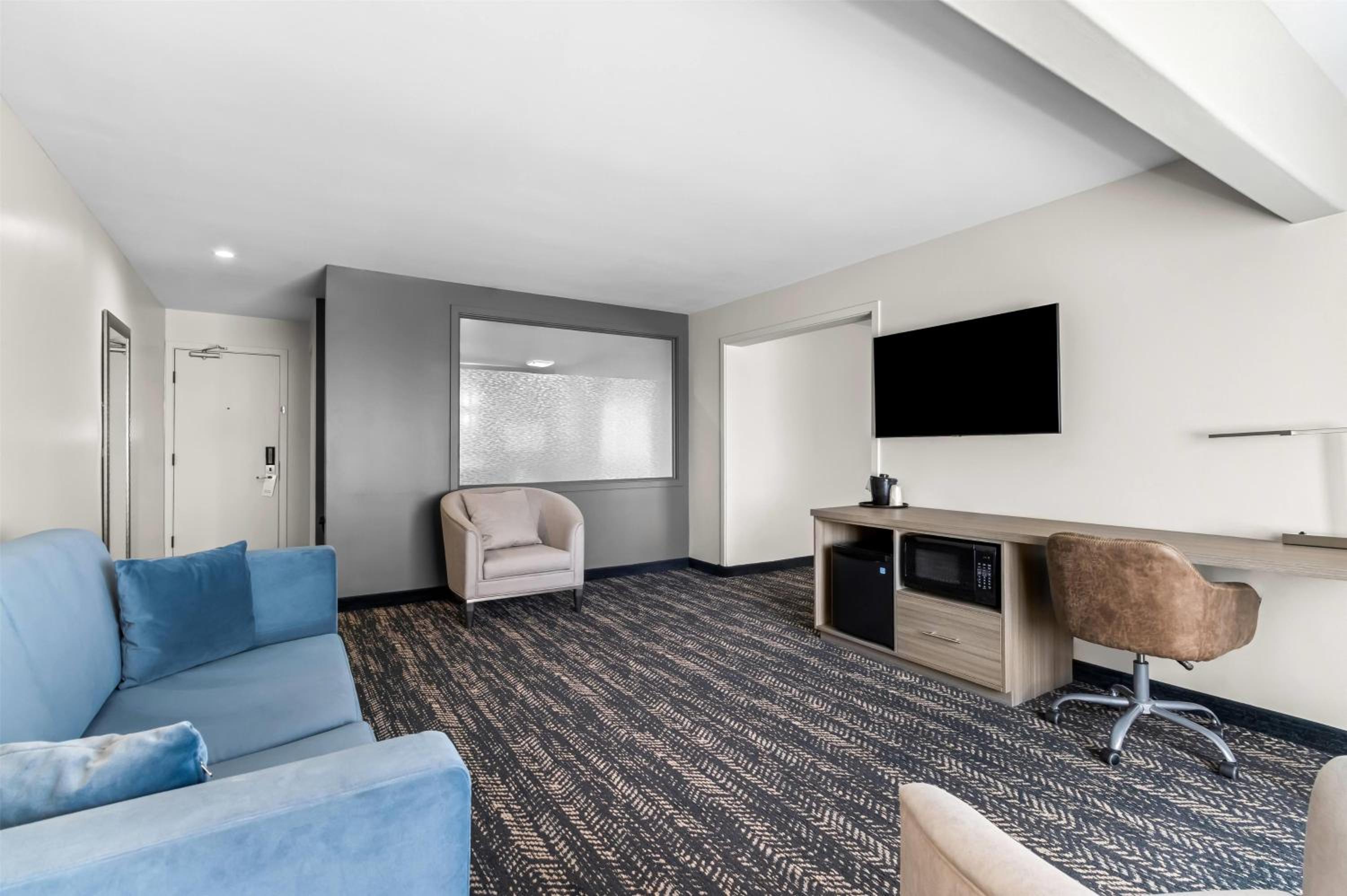 One-Bedroom King Suite with Pool View - Non-Smoking - Photo 5