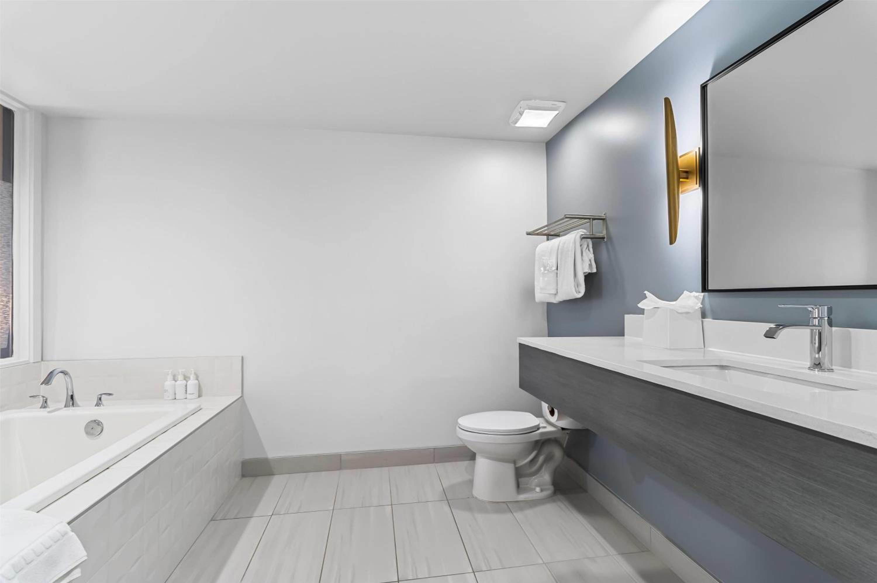 One-Bedroom King Suite - Non-Smoking - Photo 3