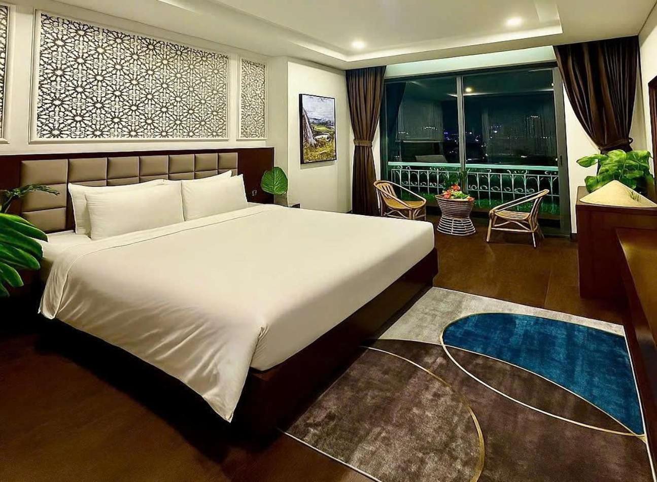 Deluxe Double Room with Balcony - Photo 3