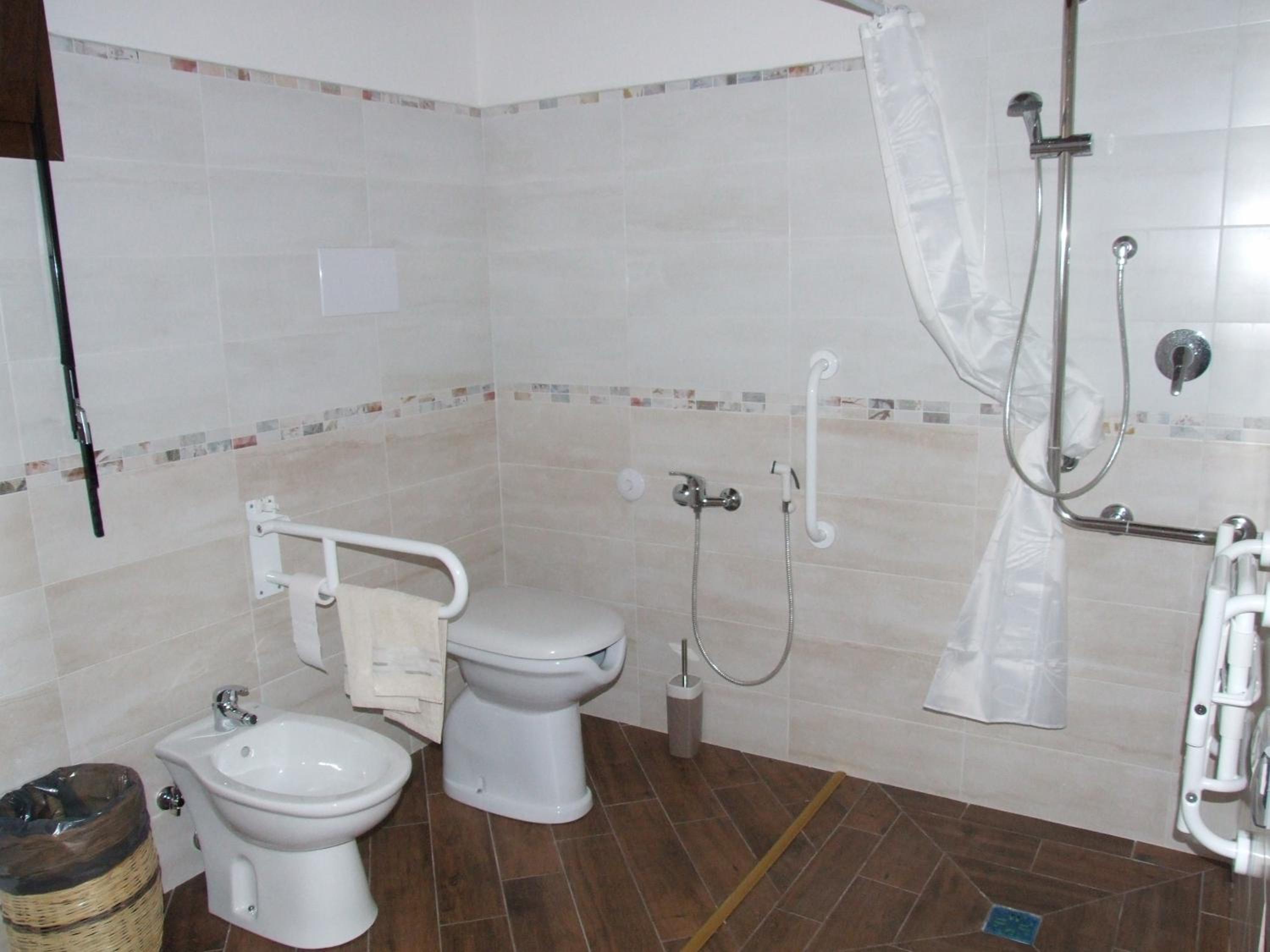 Twin Room - Disability Access photo 2