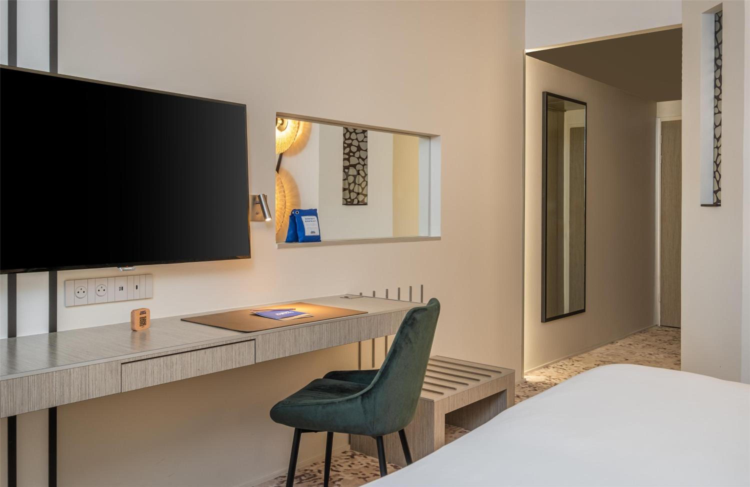 Deluxe King Room - Photo 5