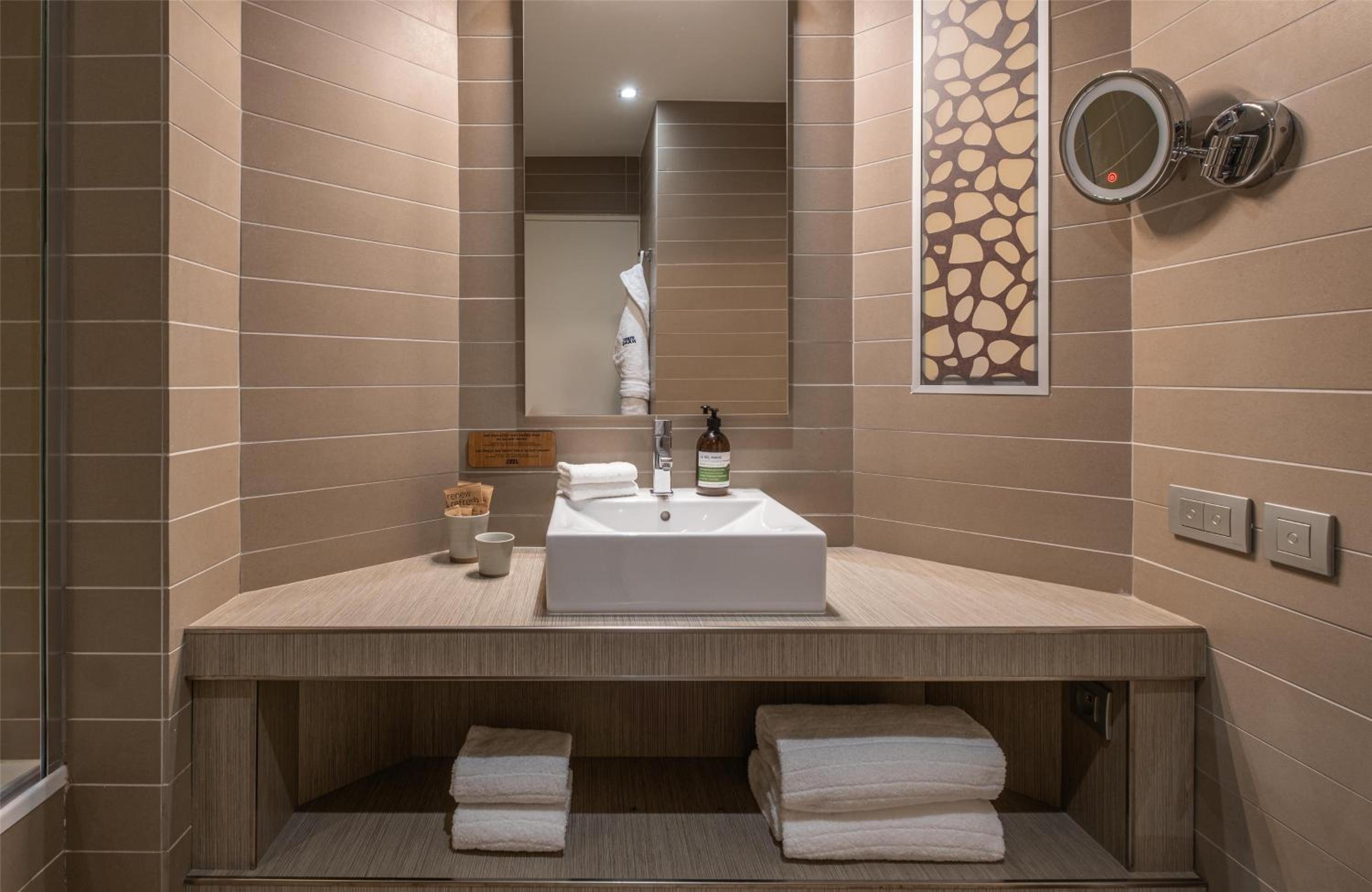 Deluxe King Room - Photo 6