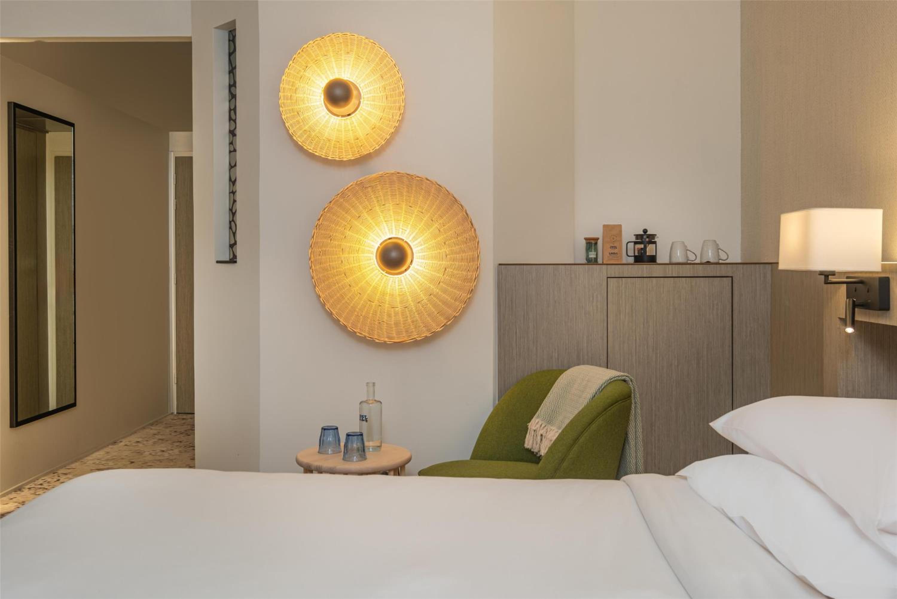 Deluxe King Room - Photo 2