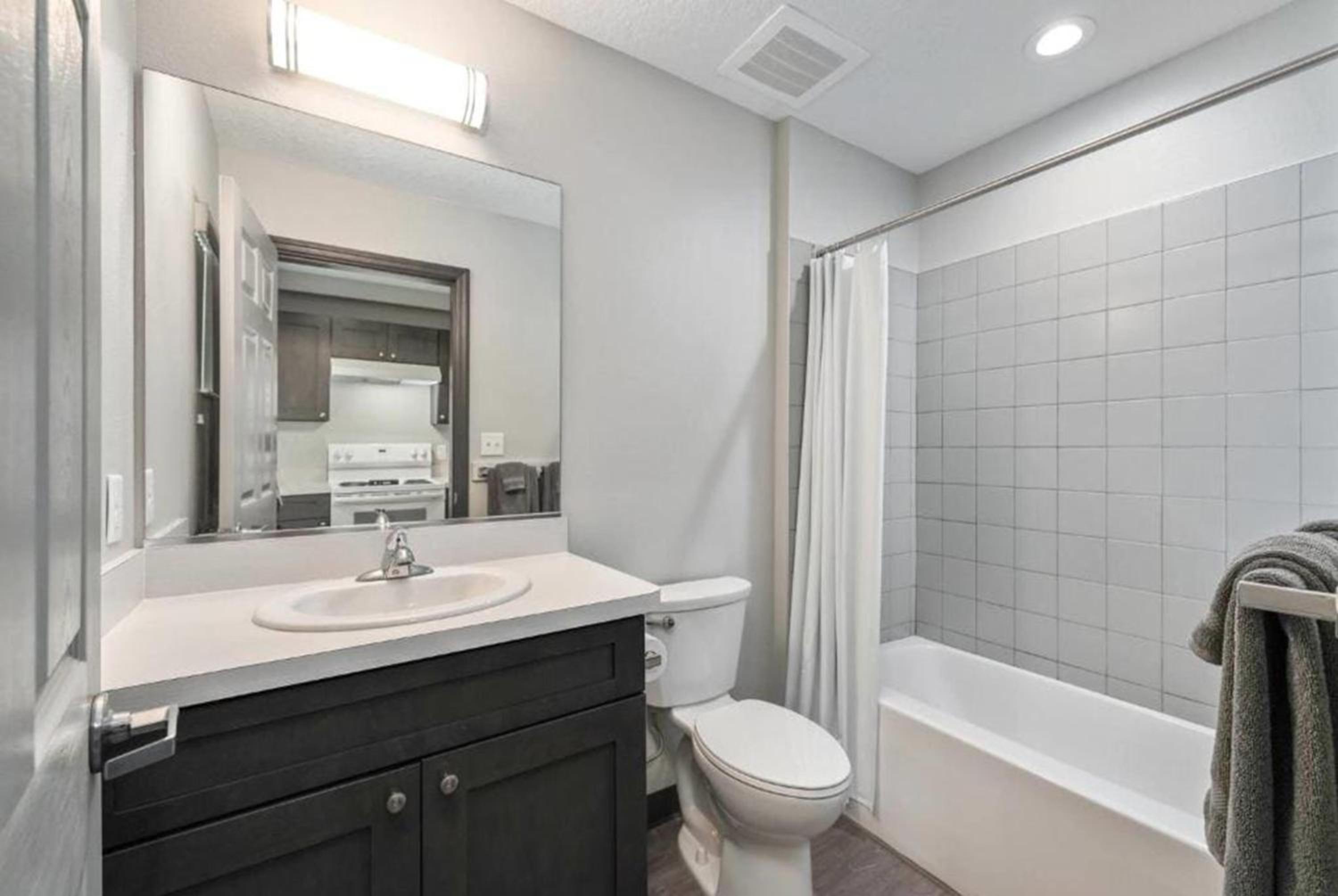 King Suite - Non-Smoking - Photo 7
