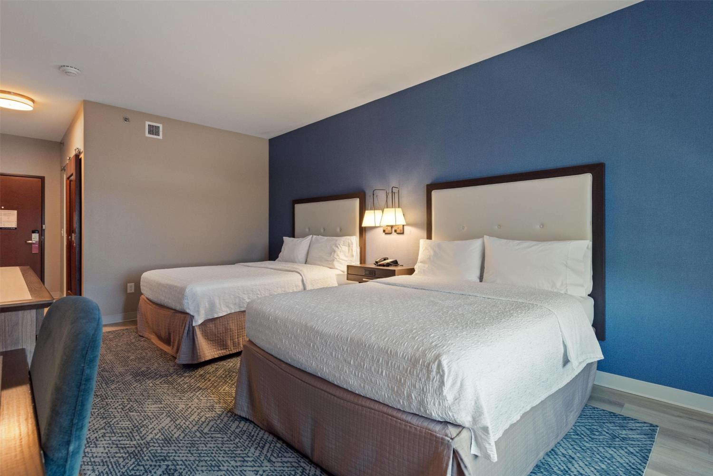 Queen Room with Two Queen Beds - Mobility Access/Non-Smoking photo 2