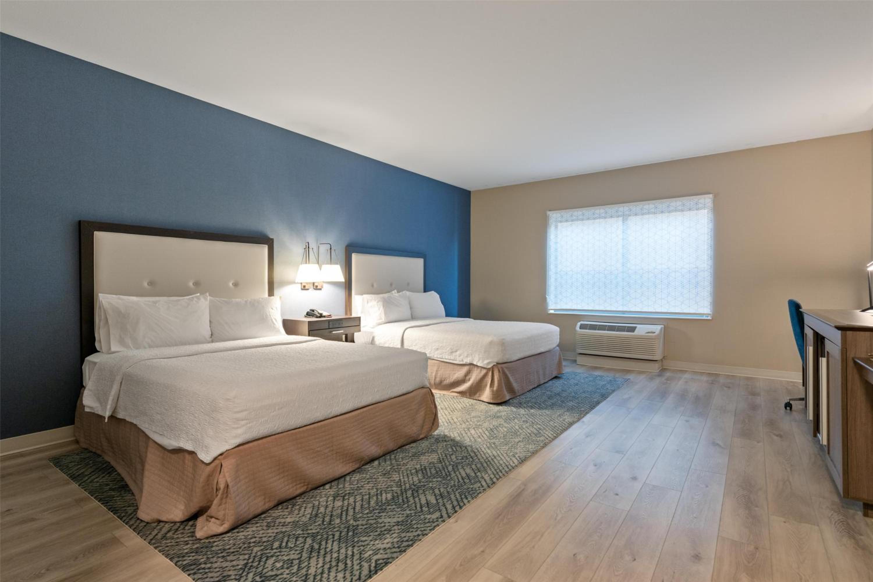 Queen Room with Two Queen Beds - Mobility Access/Non-Smoking photo 3