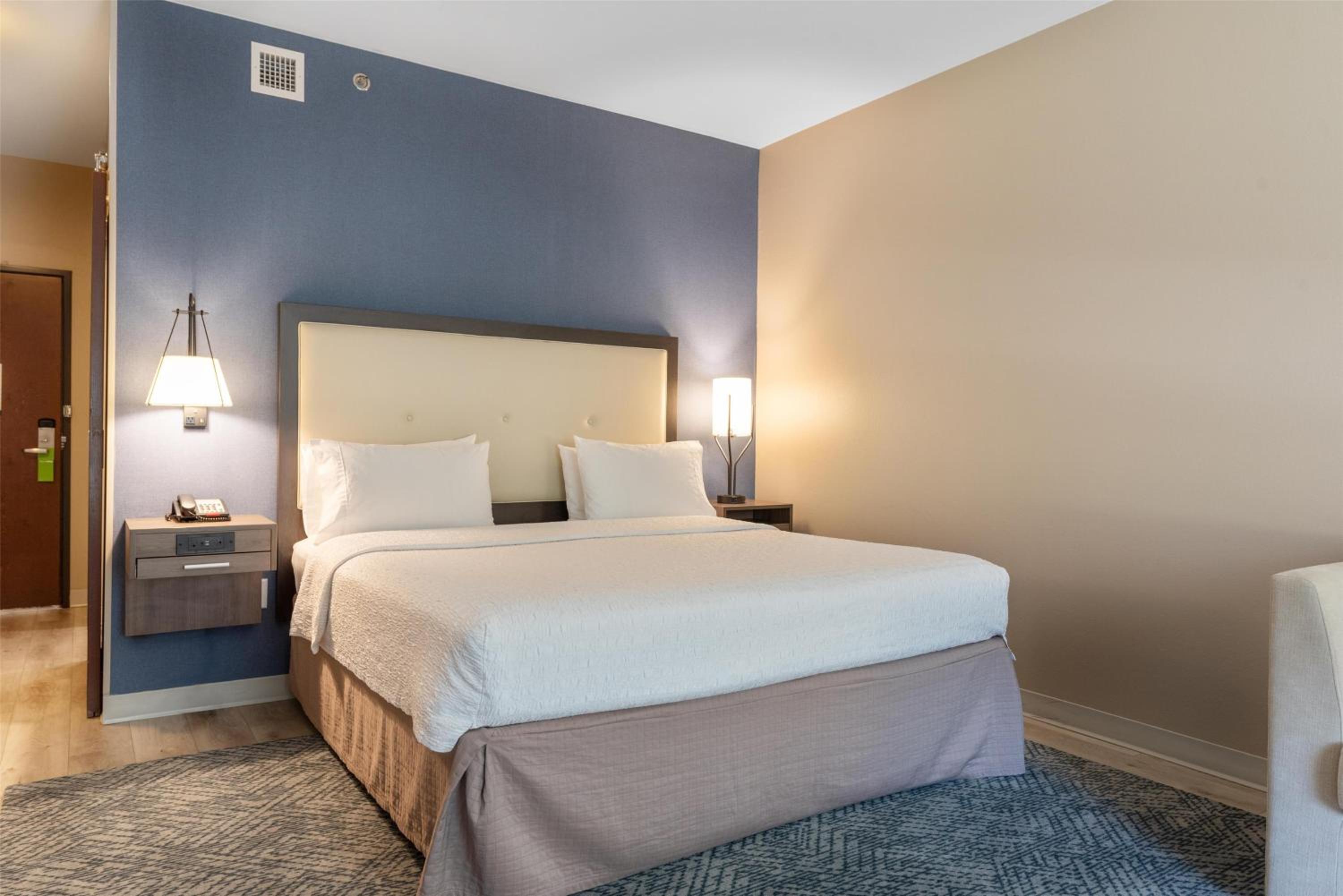 King Room with Sofa Bed - Hearing Accessible/Non-Smoking photo 1
