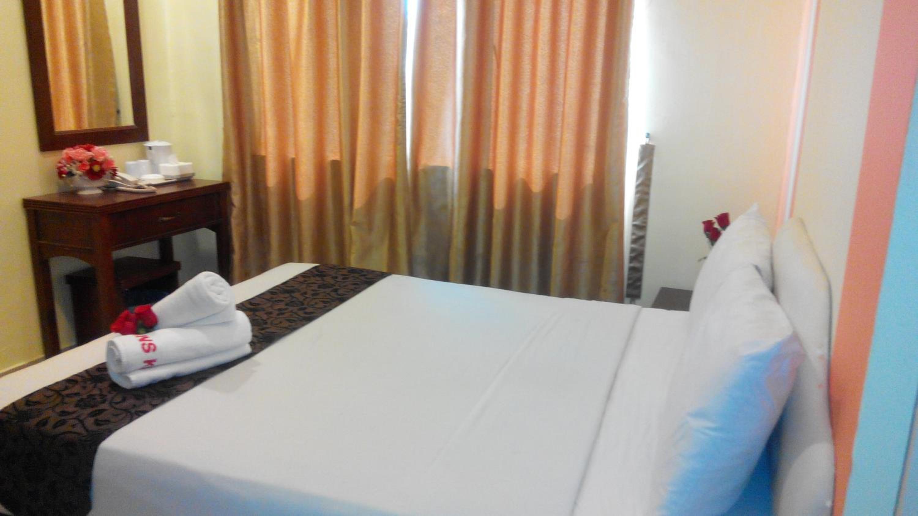 Deluxe with Window - Photo 2