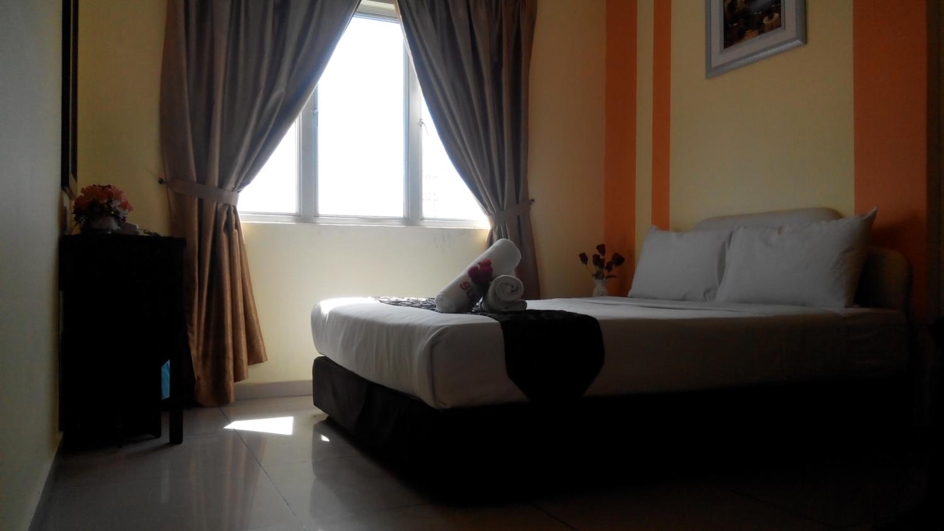Deluxe with Window - Photo 1