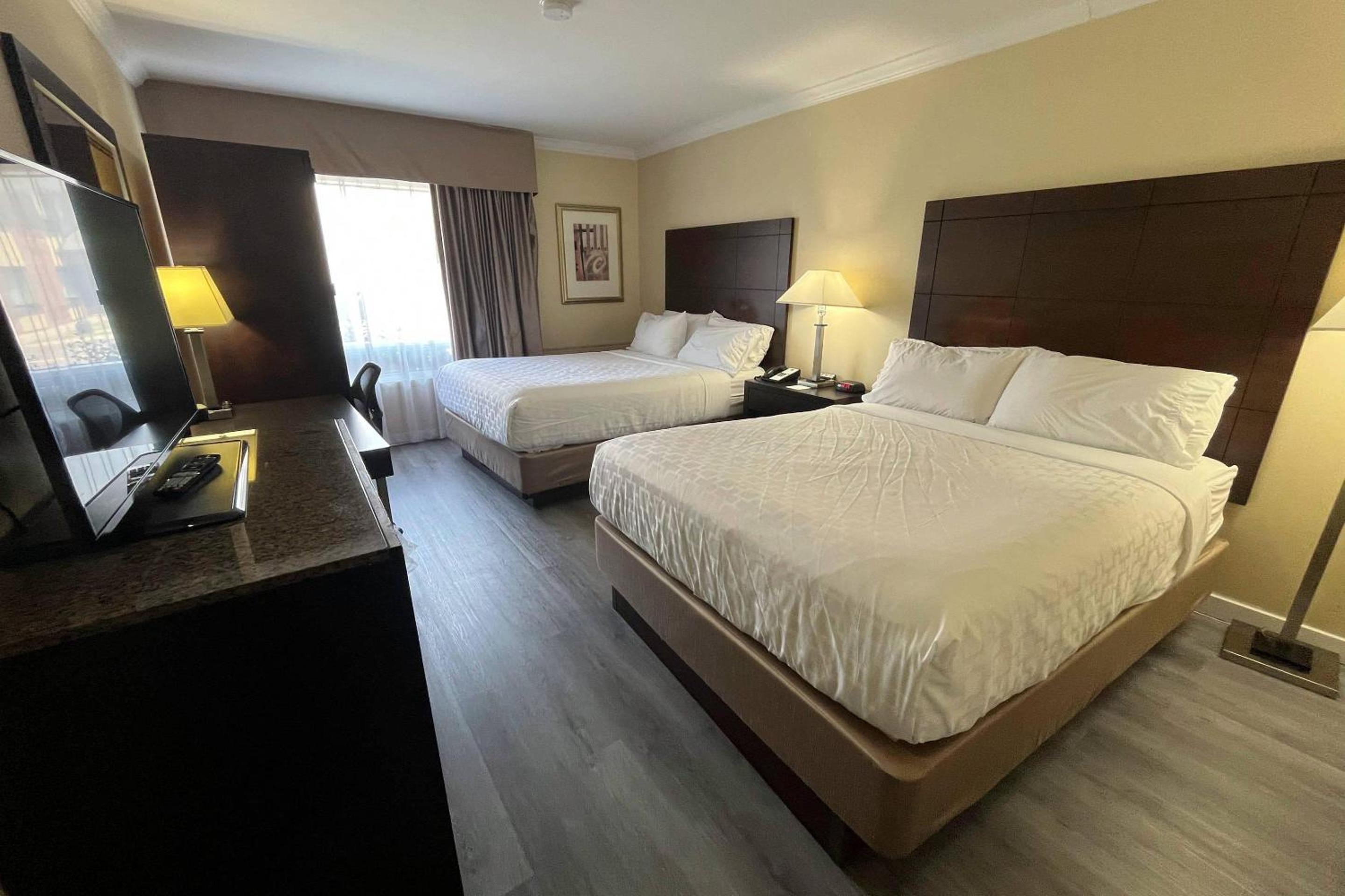 Quadruple Room with Two Queen Beds - Non Smoking - Photo 2