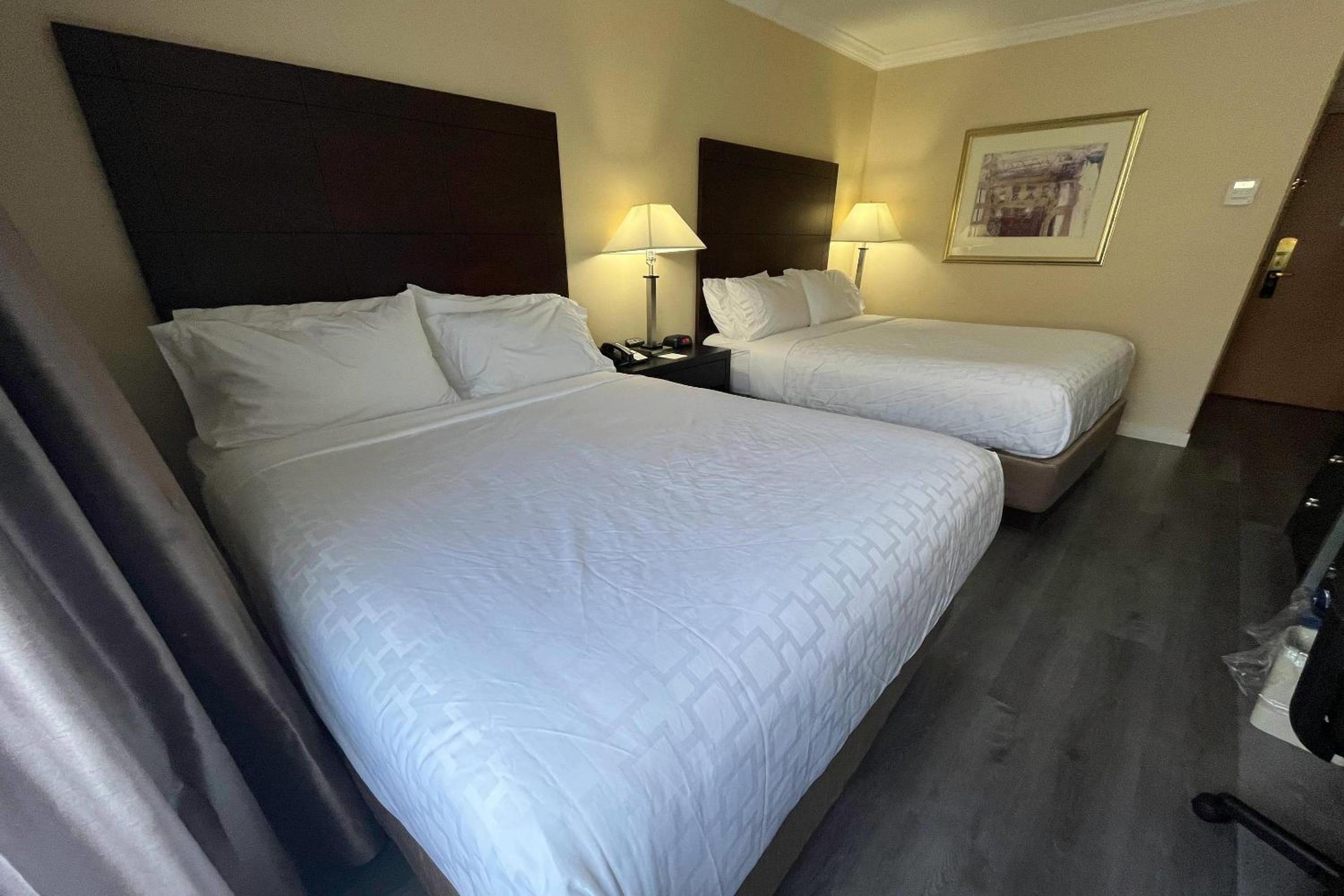 Quadruple Room with Two Queen Beds - Non Smoking - Photo 3