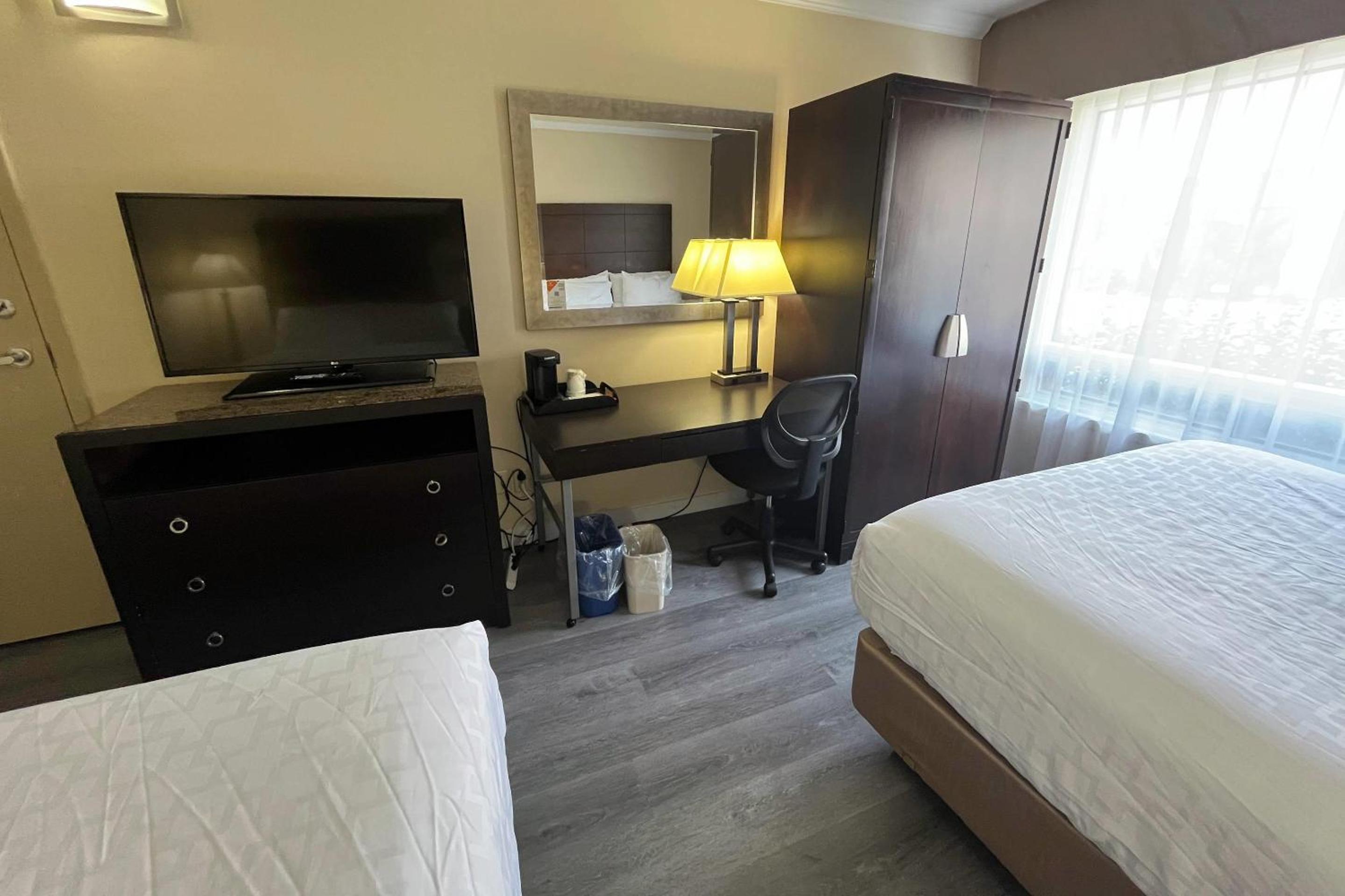 Quadruple Room with Two Queen Beds - Non Smoking - Photo 4