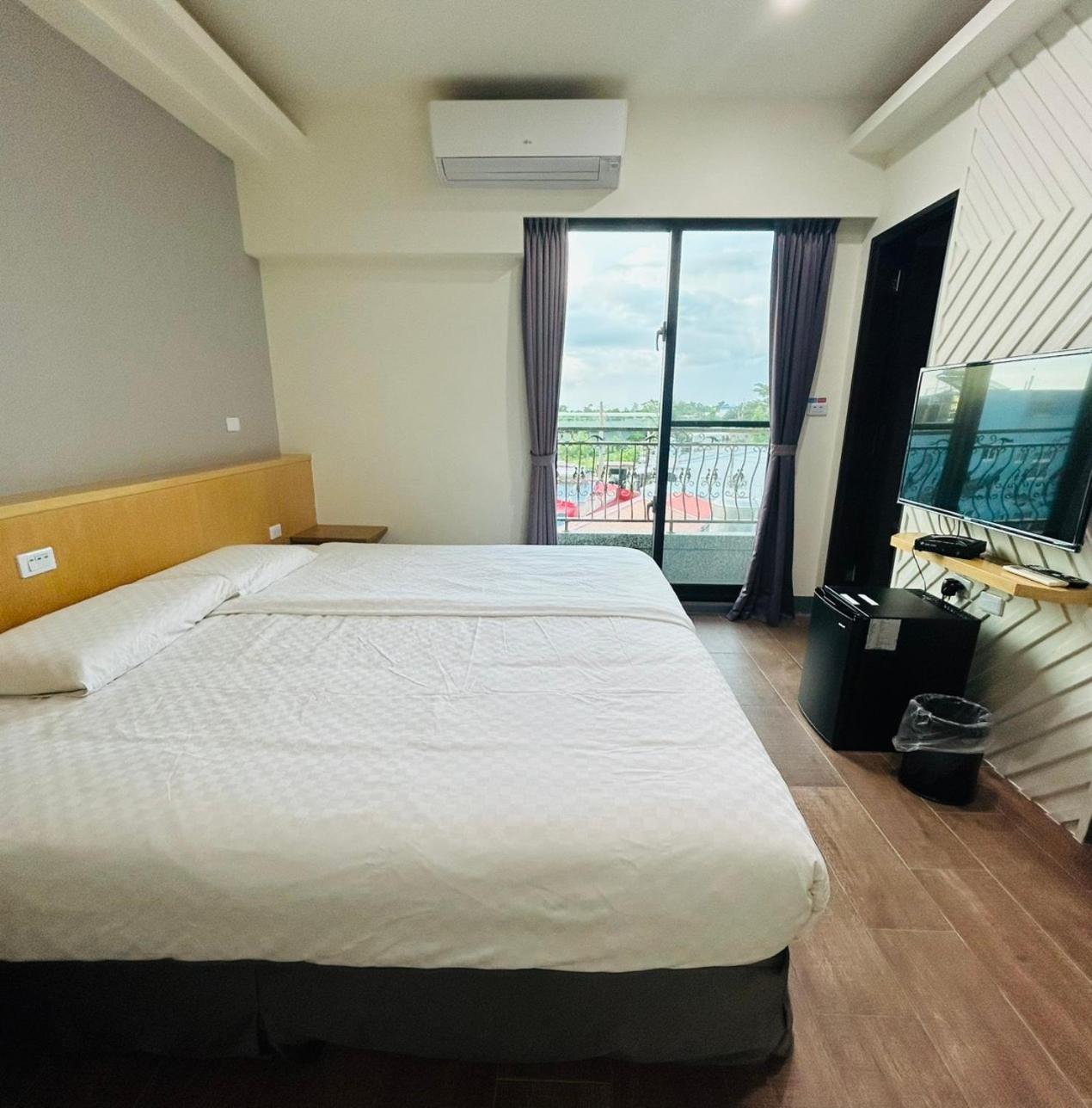 Queen Room with Balcony - Photo 4