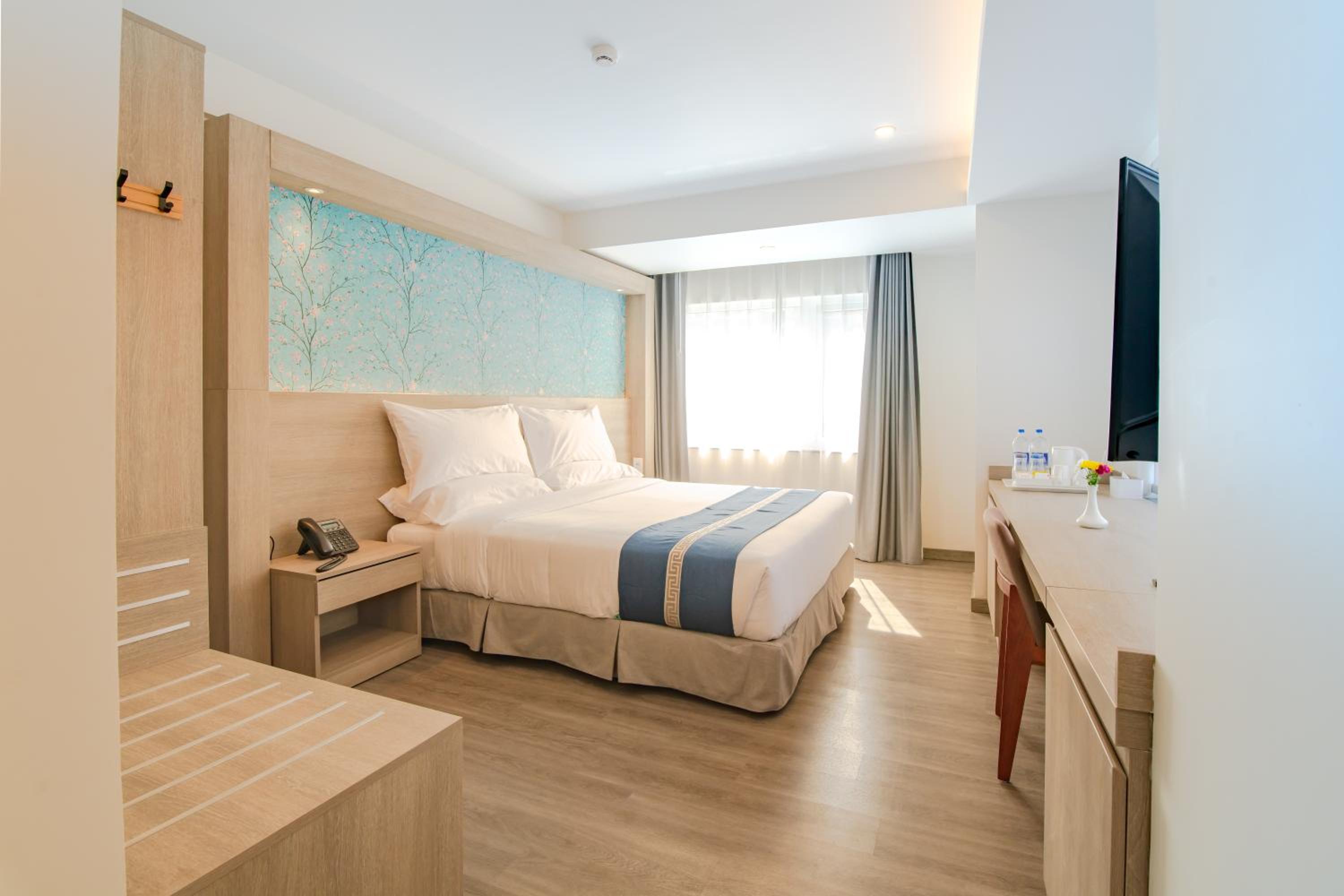 Deluxe King Room - Photo 1