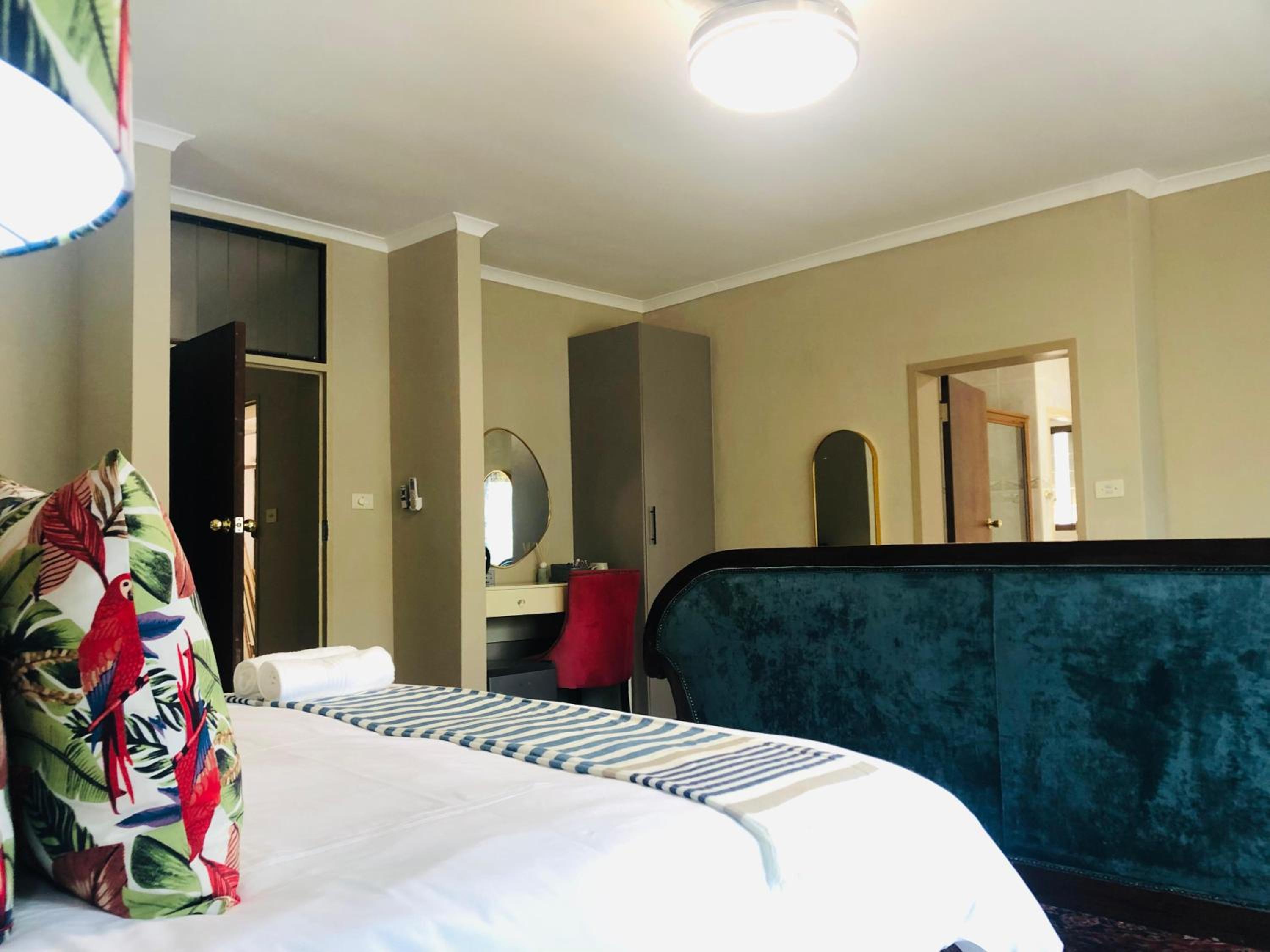 Executive Suite - Photo 3