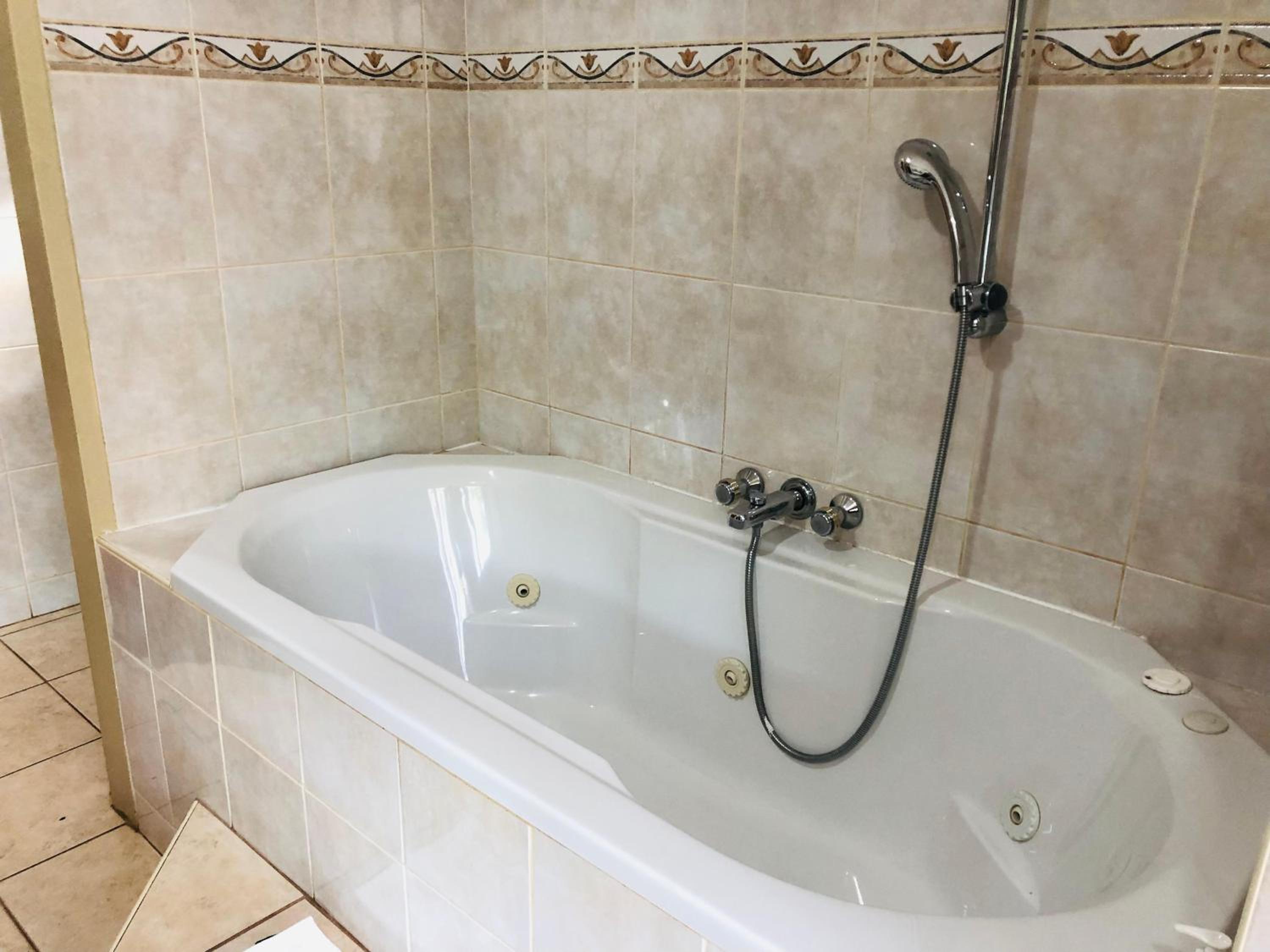 Executive Suite - Photo 4