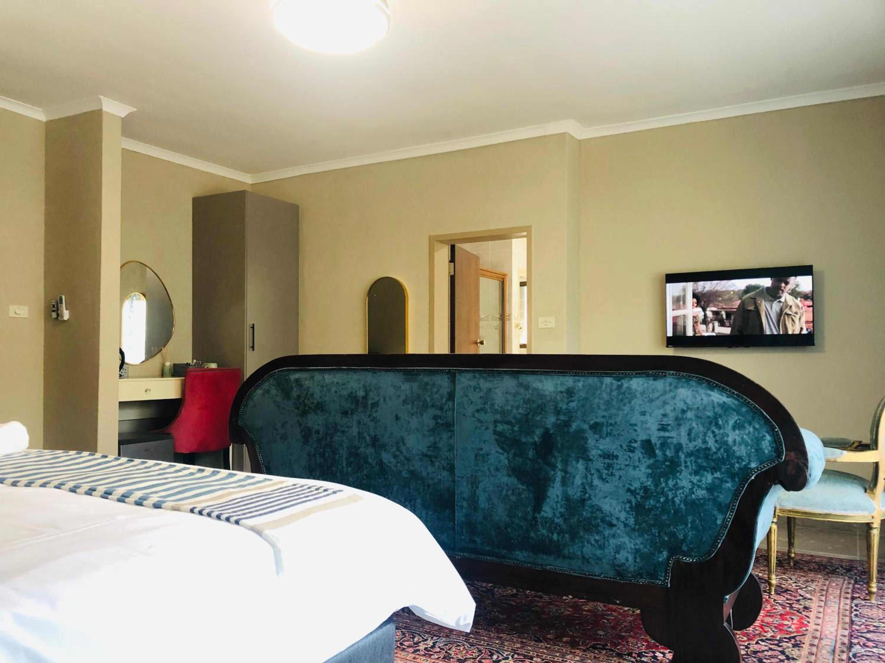Executive Suite - Photo 5